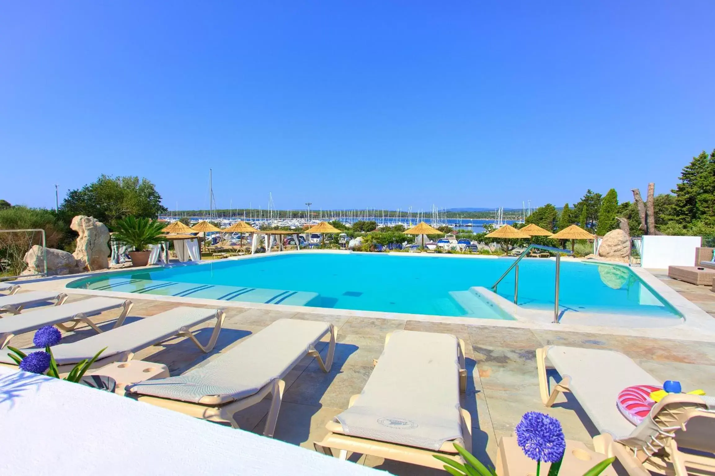 Swimming Pool in Hotel Kanajt