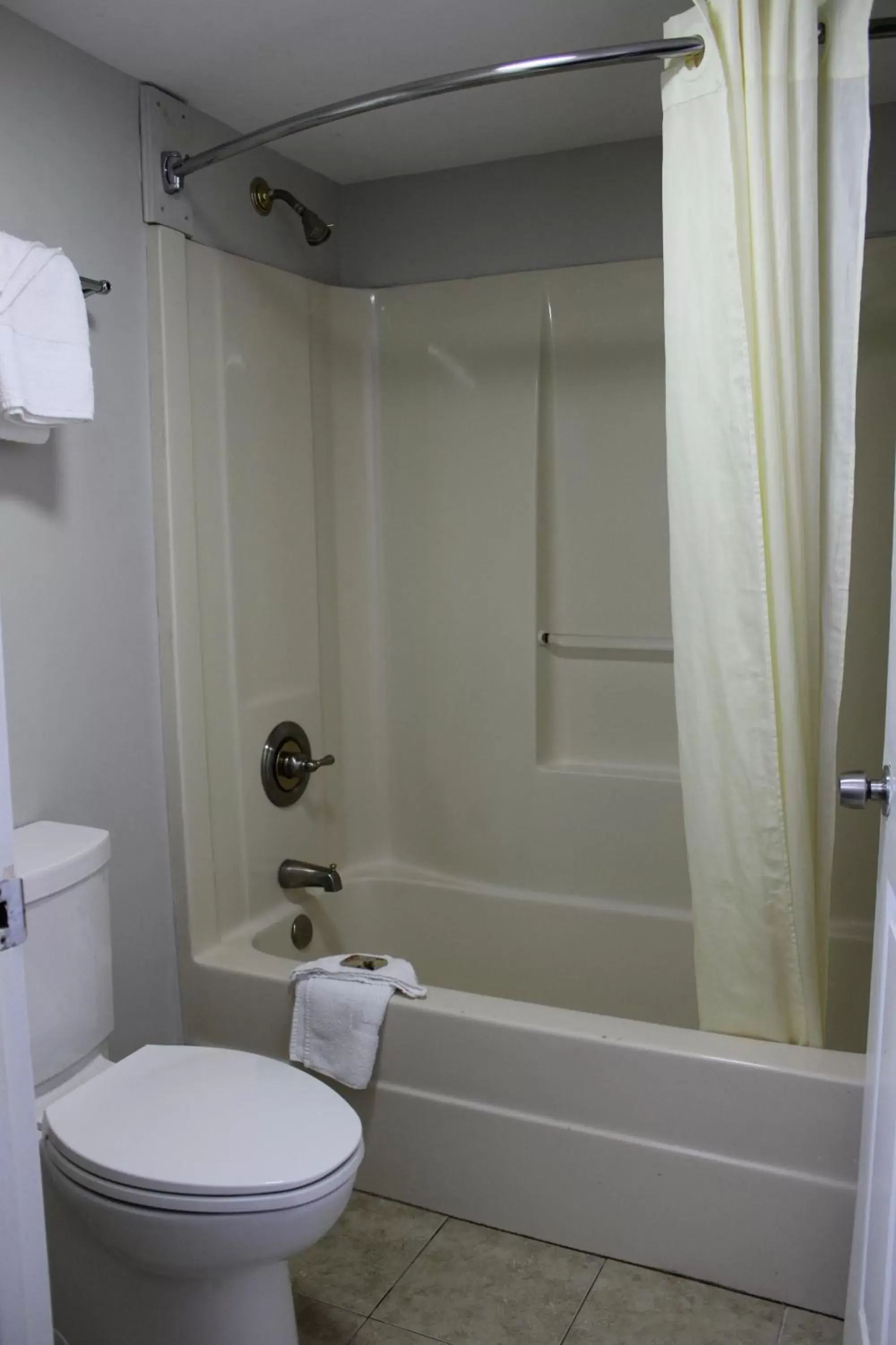 Bathroom in Savannah Inn - Savannah I-95 North