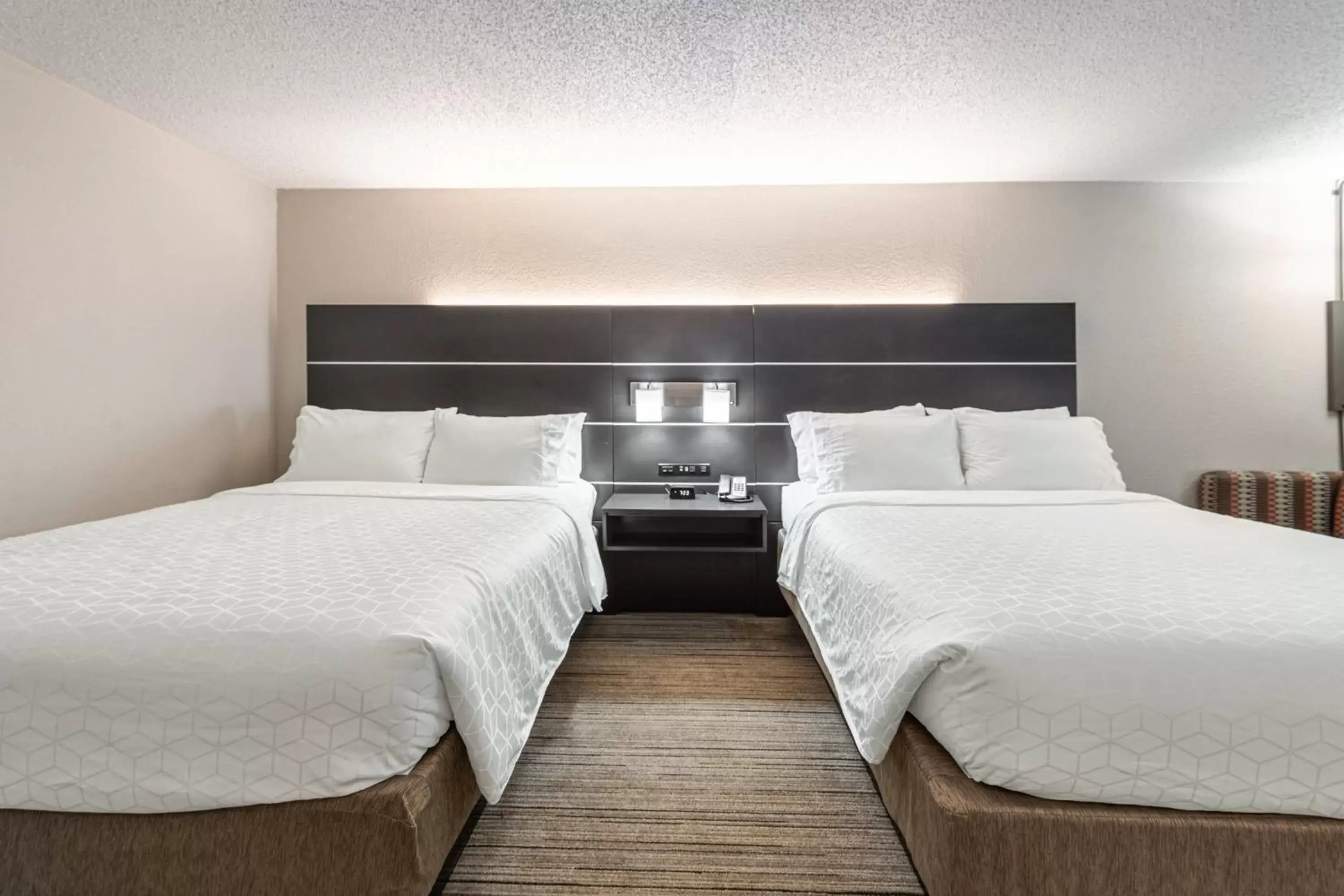 Bed in Holiday Inn Express - Columbus Downtown, an IHG Hotel
