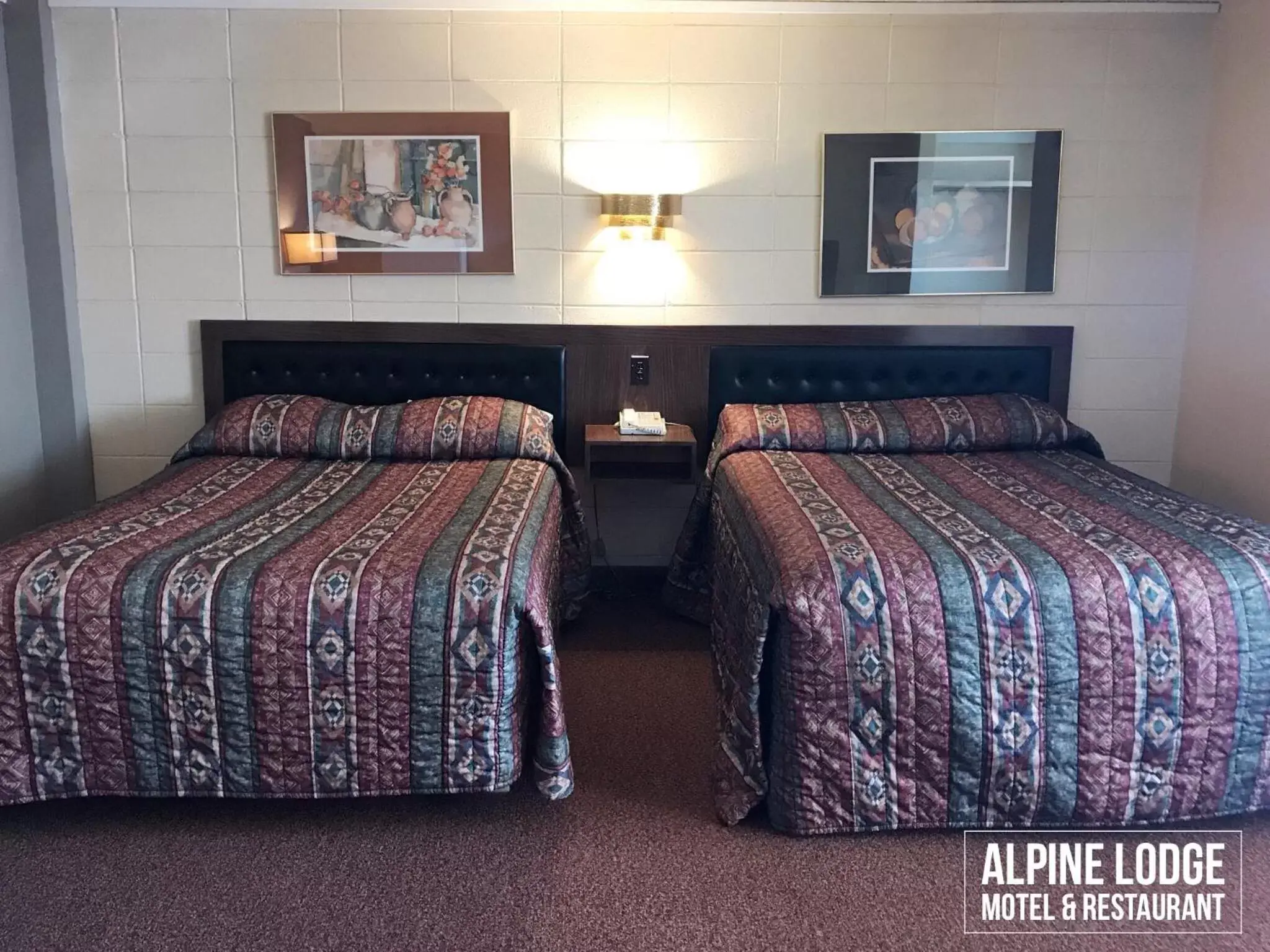 Bed in Alpine Lodge Motel & Restaurant