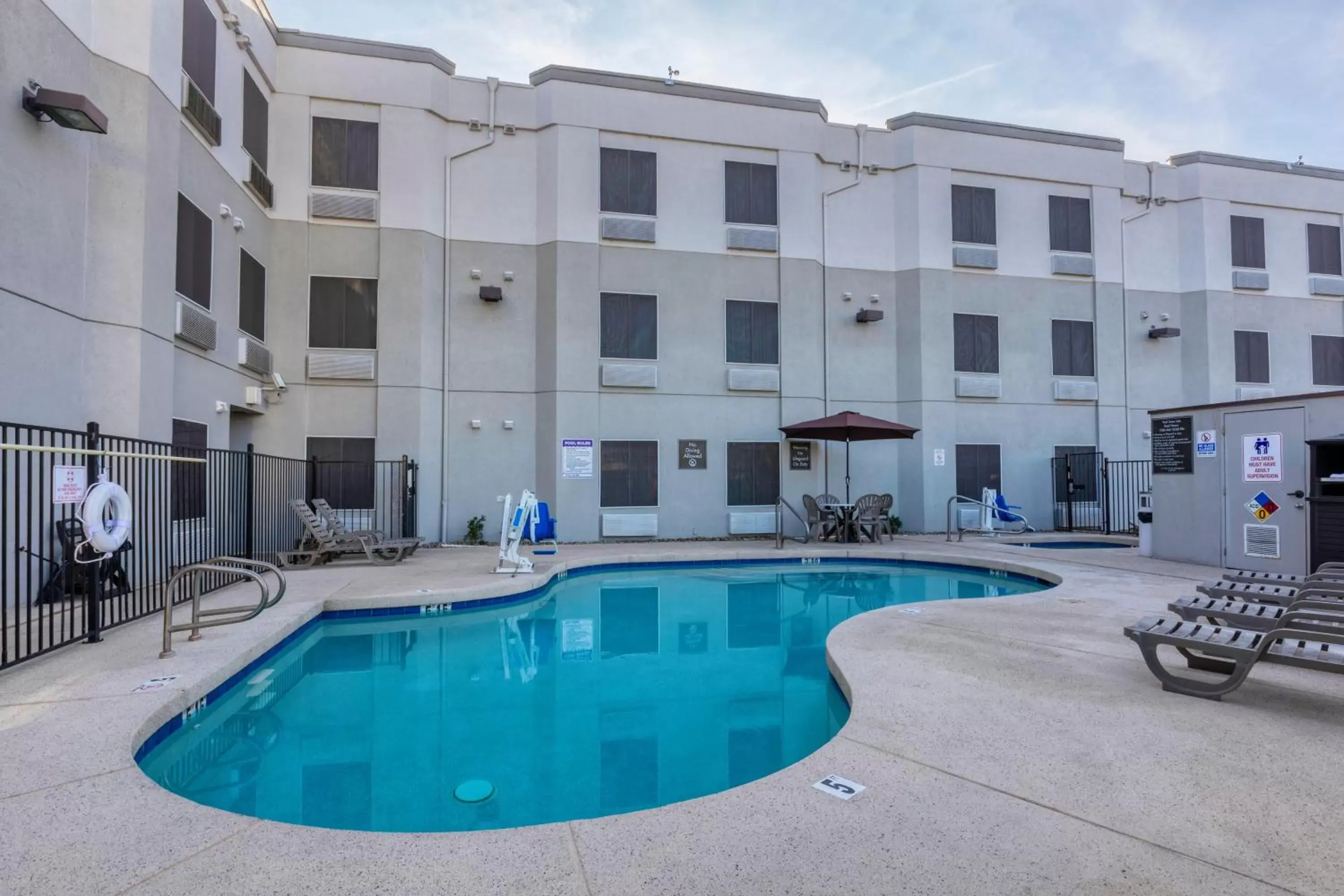Swimming pool, Property Building in Surestay Plus Hotel by Best Western Superstition Springs