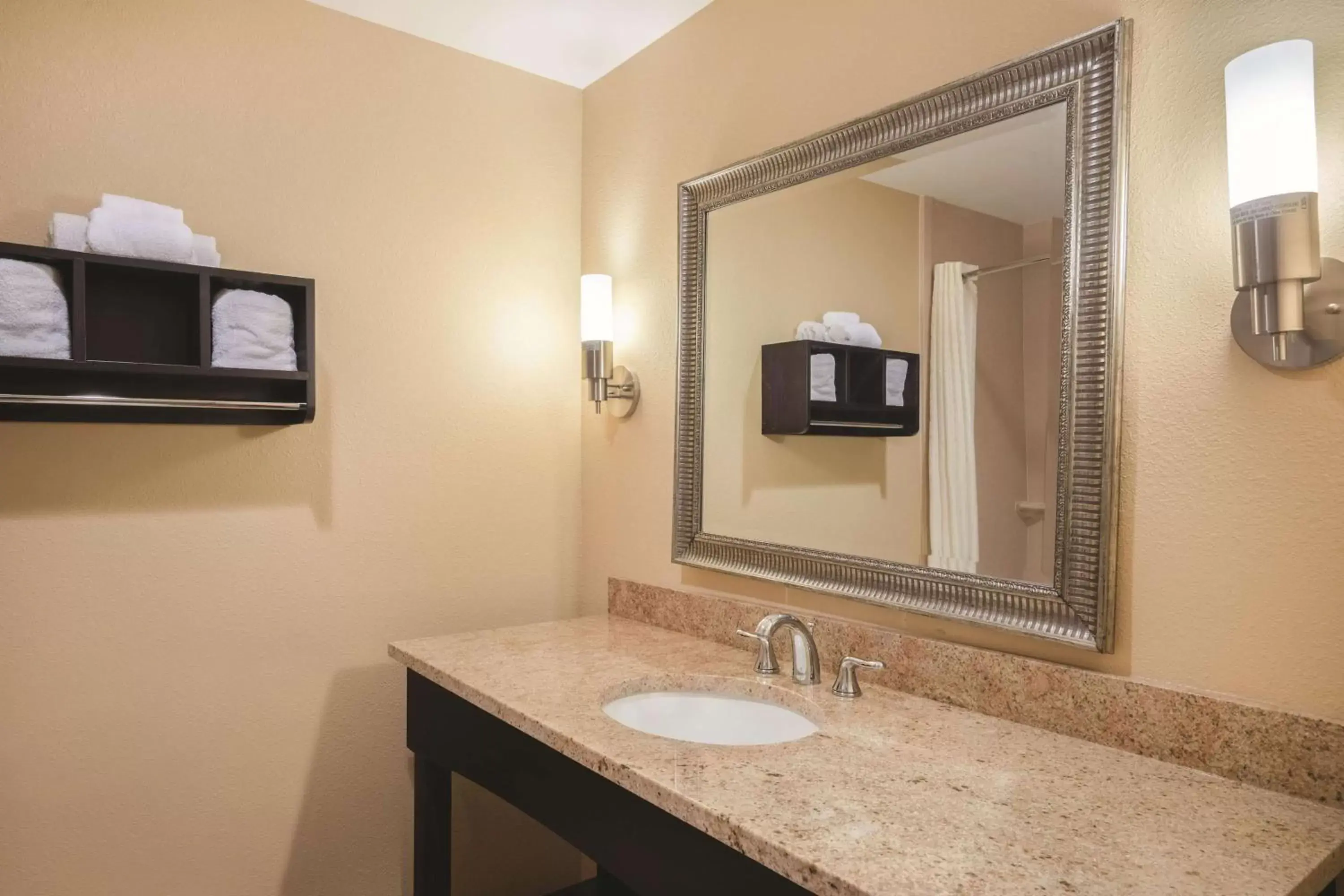 Photo of the whole room, Bathroom in La Quinta by Wyndham Verona