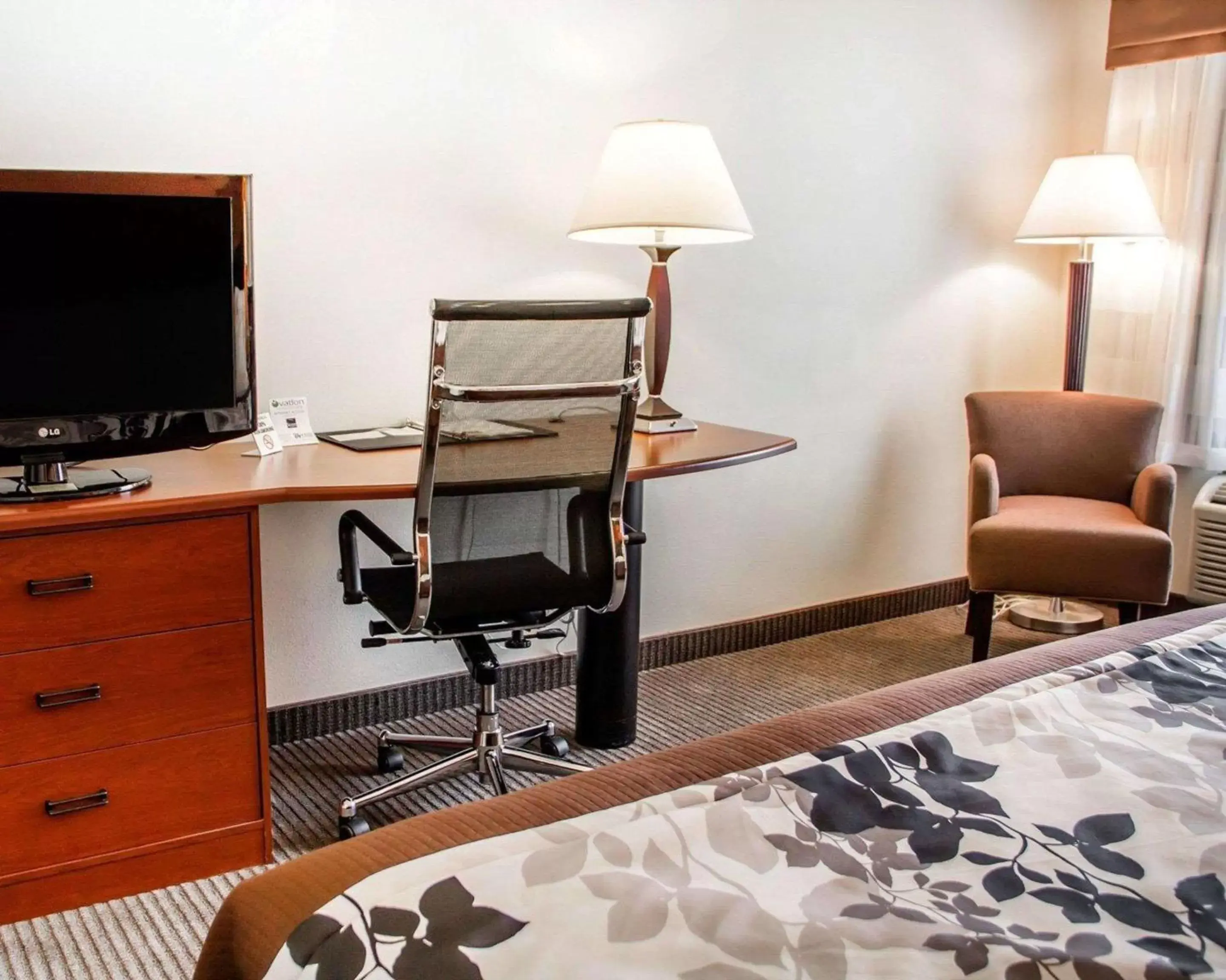 Photo of the whole room, TV/Entertainment Center in Sleep Inn & Suites Oklahoma City Northwest