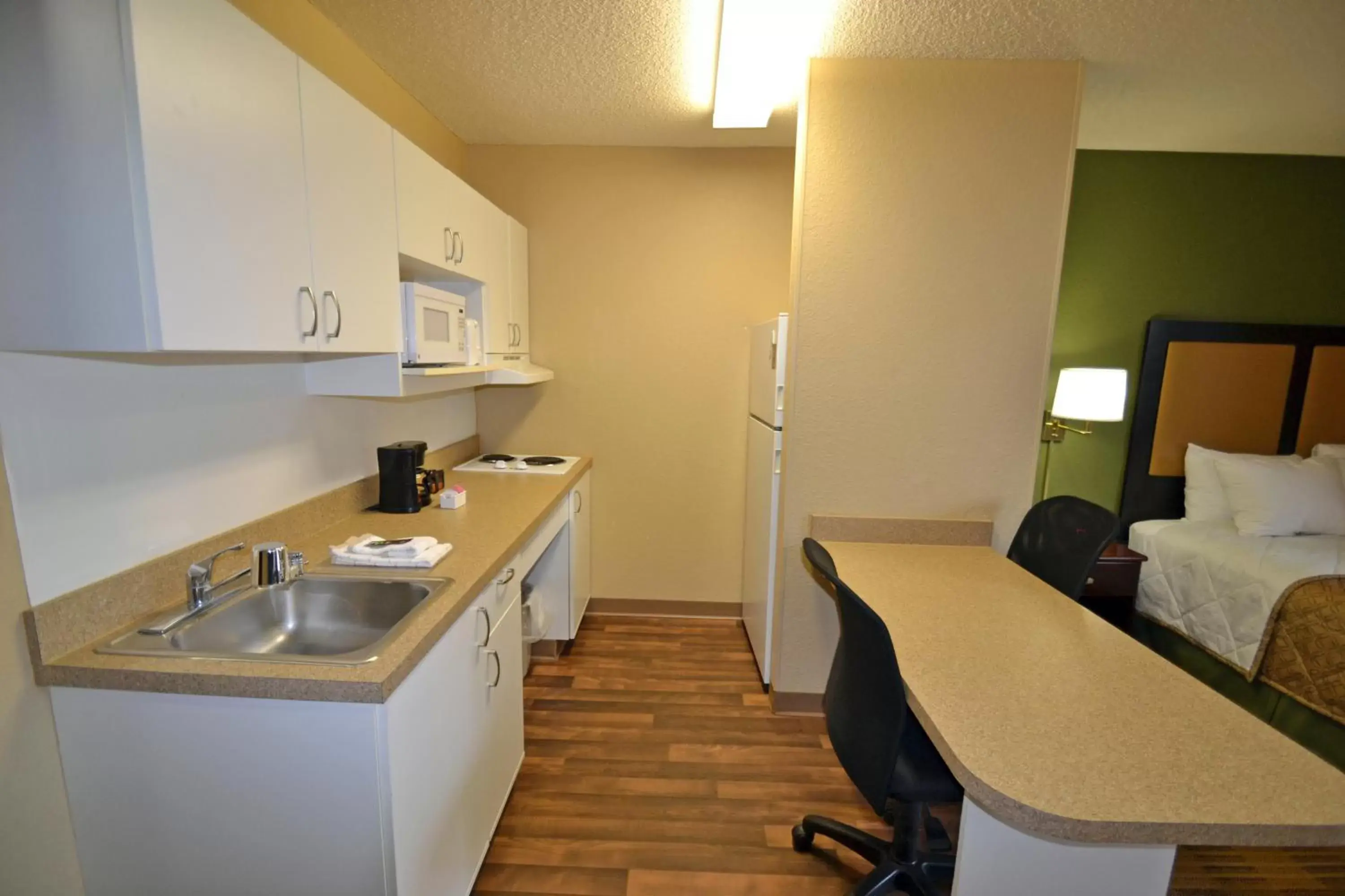 Kitchen or kitchenette, Bed in Extended Stay America Suites - Toledo - Holland Kitchen or kitchenette, Bed in Extended Stay America Suites - Toledo - Holland