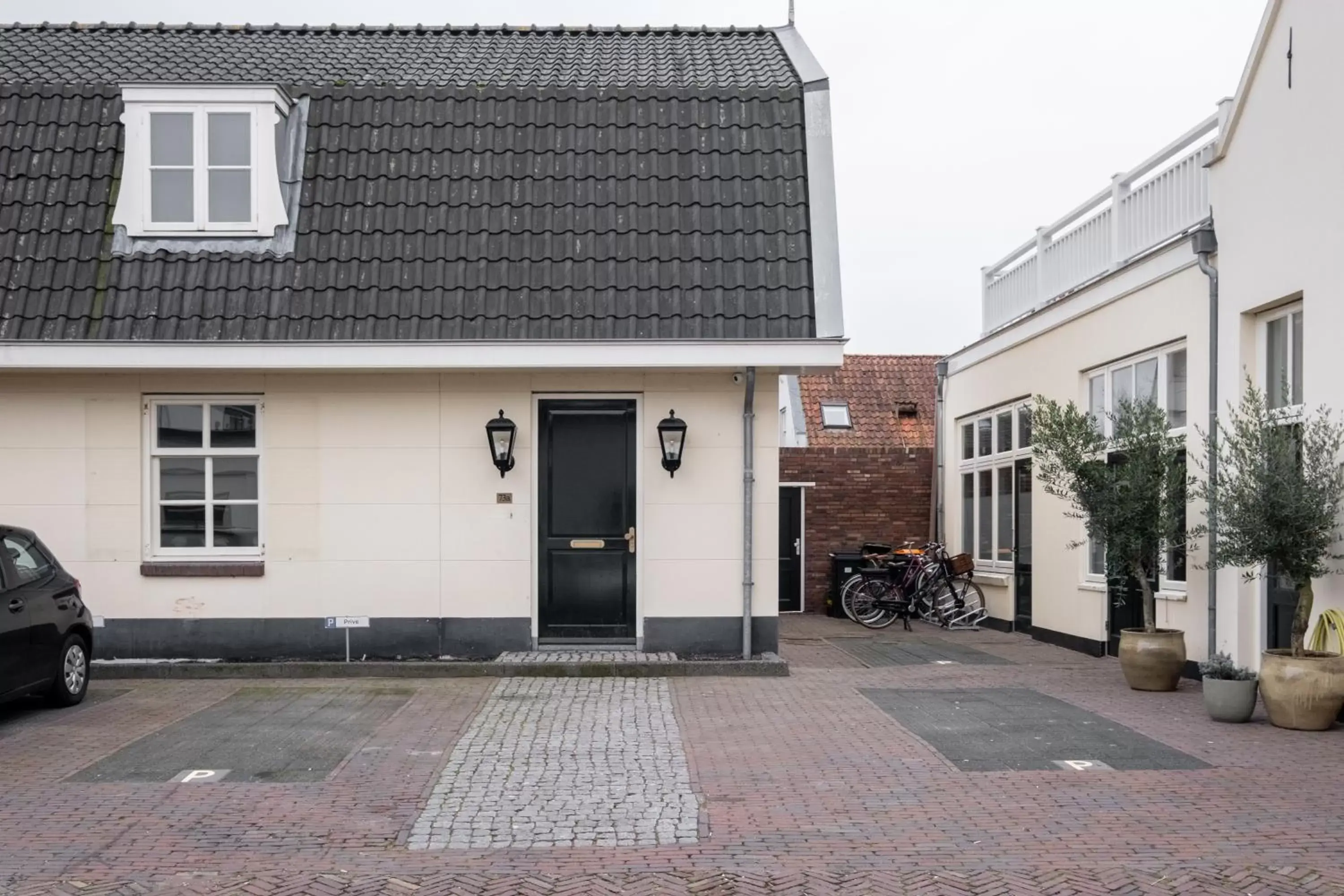 Parking, Property Building in Boutique B&B Huys Oud Teylingen