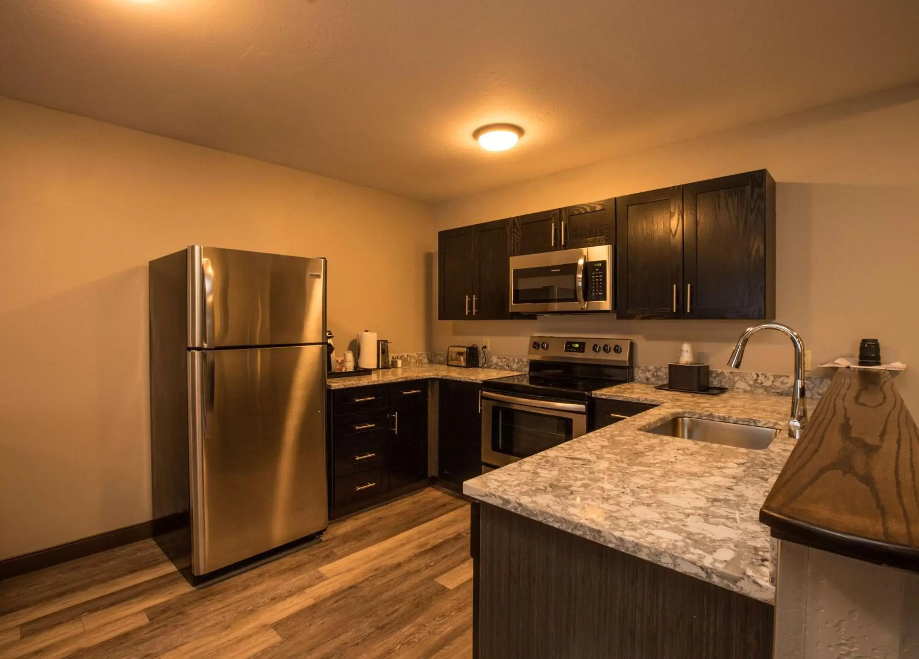 Photo of the whole room, Kitchen/Kitchenette in Best Western Sawtooth Inn and Suites