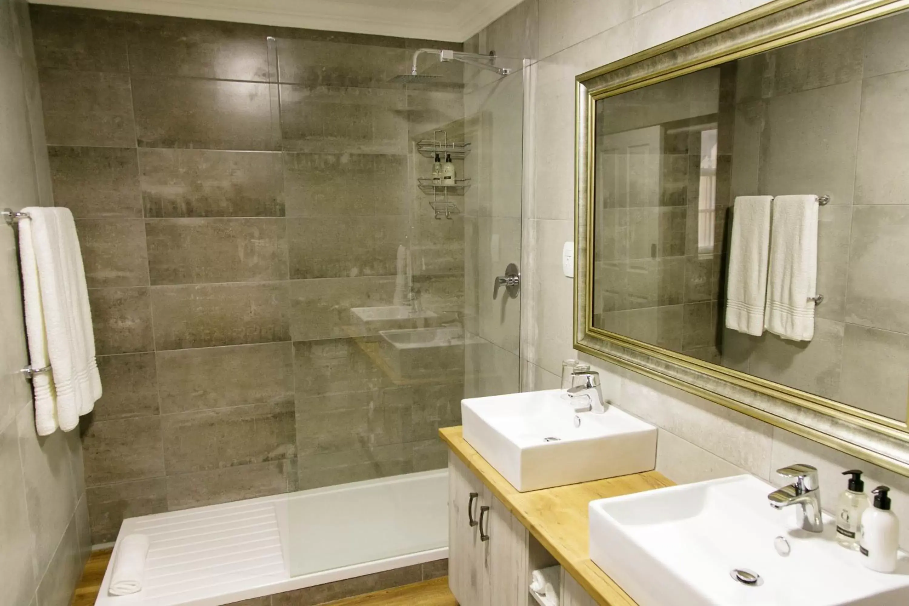 Bathroom in Queens Hotel by BON Hotels