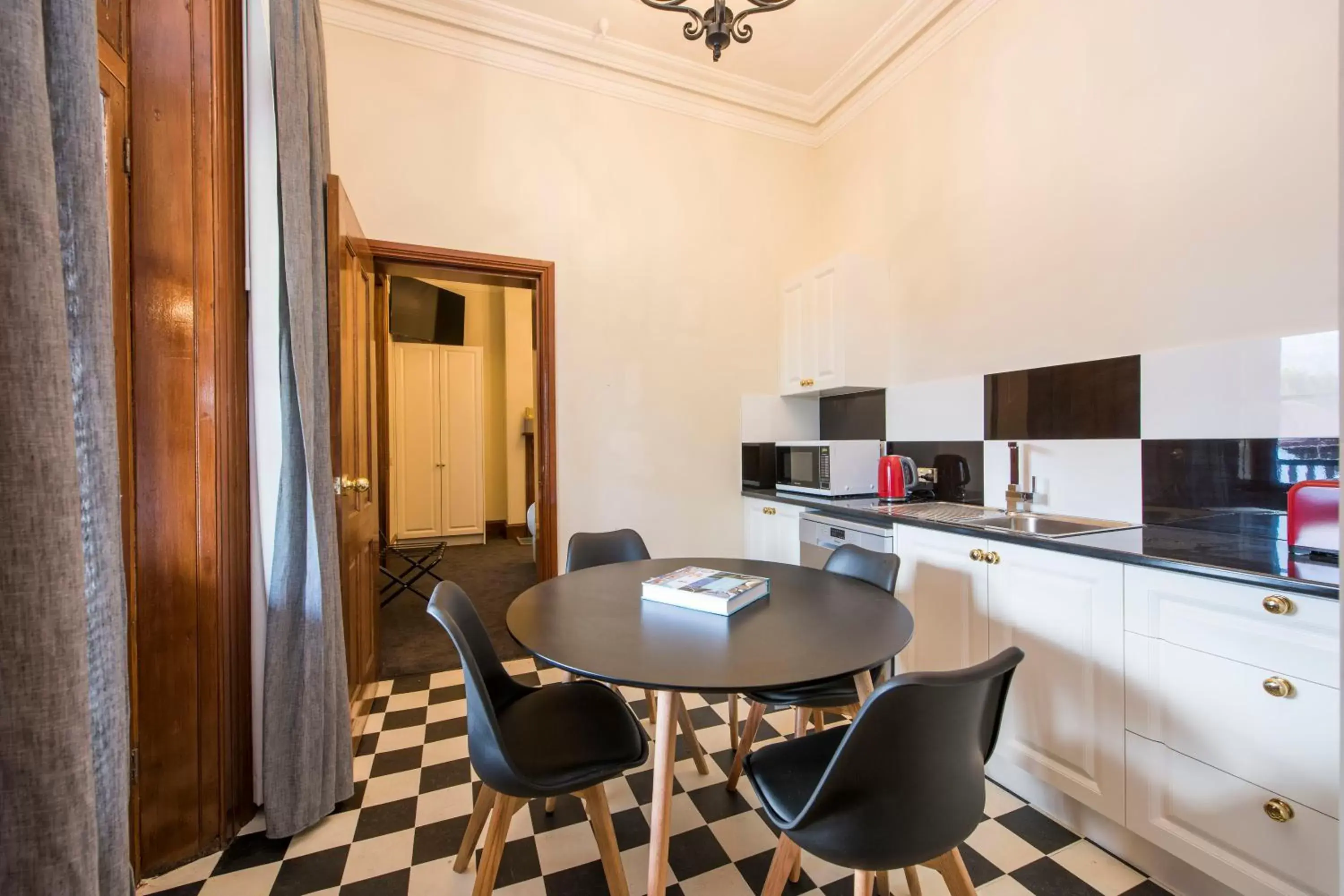 Seating area, Kitchen/Kitchenette in The Parkview Hotel Mudgee