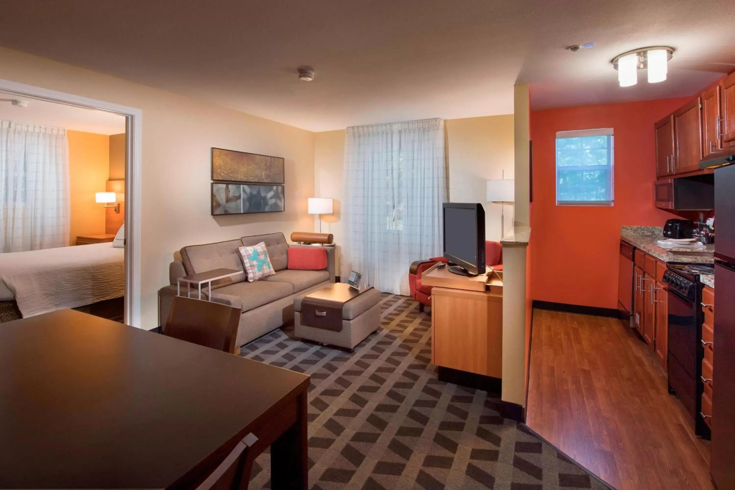 Bedroom, TV/Entertainment Center in TownePlace Suites by Marriott Atlanta Alpharetta