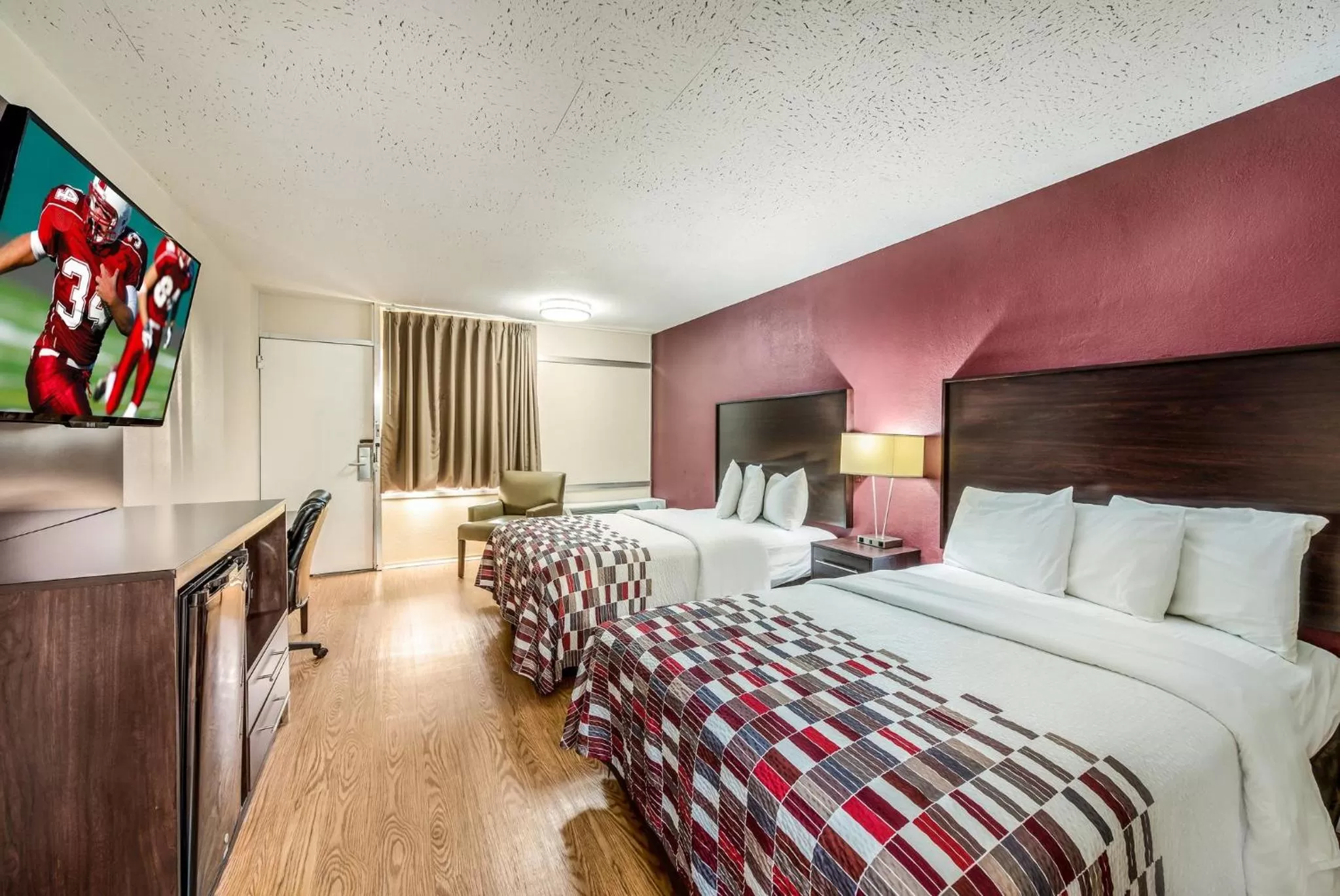 Photo of the whole room, Bed in Red Roof Inn & Suites Wapakoneta