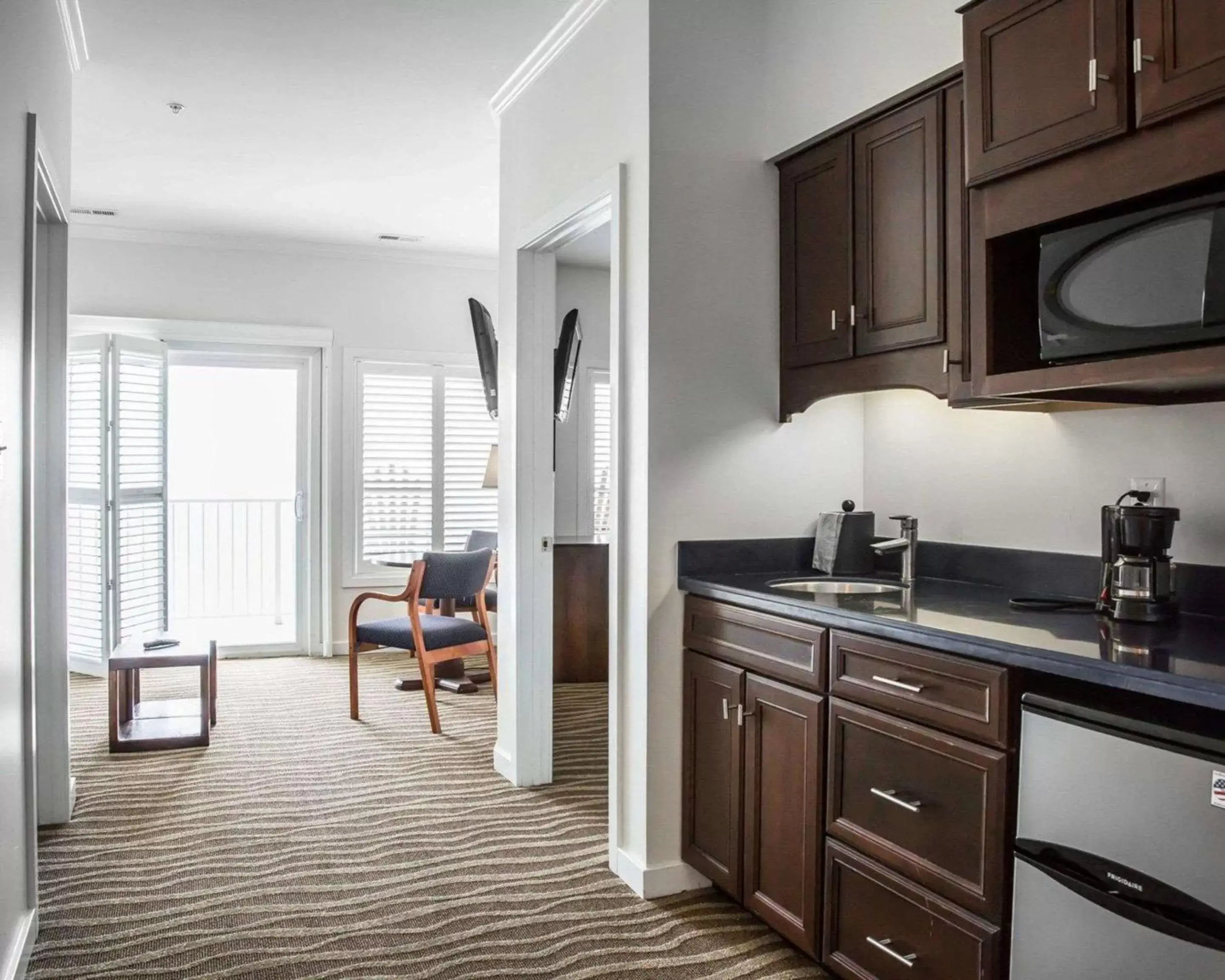 Photo of the whole room, Kitchen/Kitchenette in Island Inn & Suites, Ascend Hotel Collection