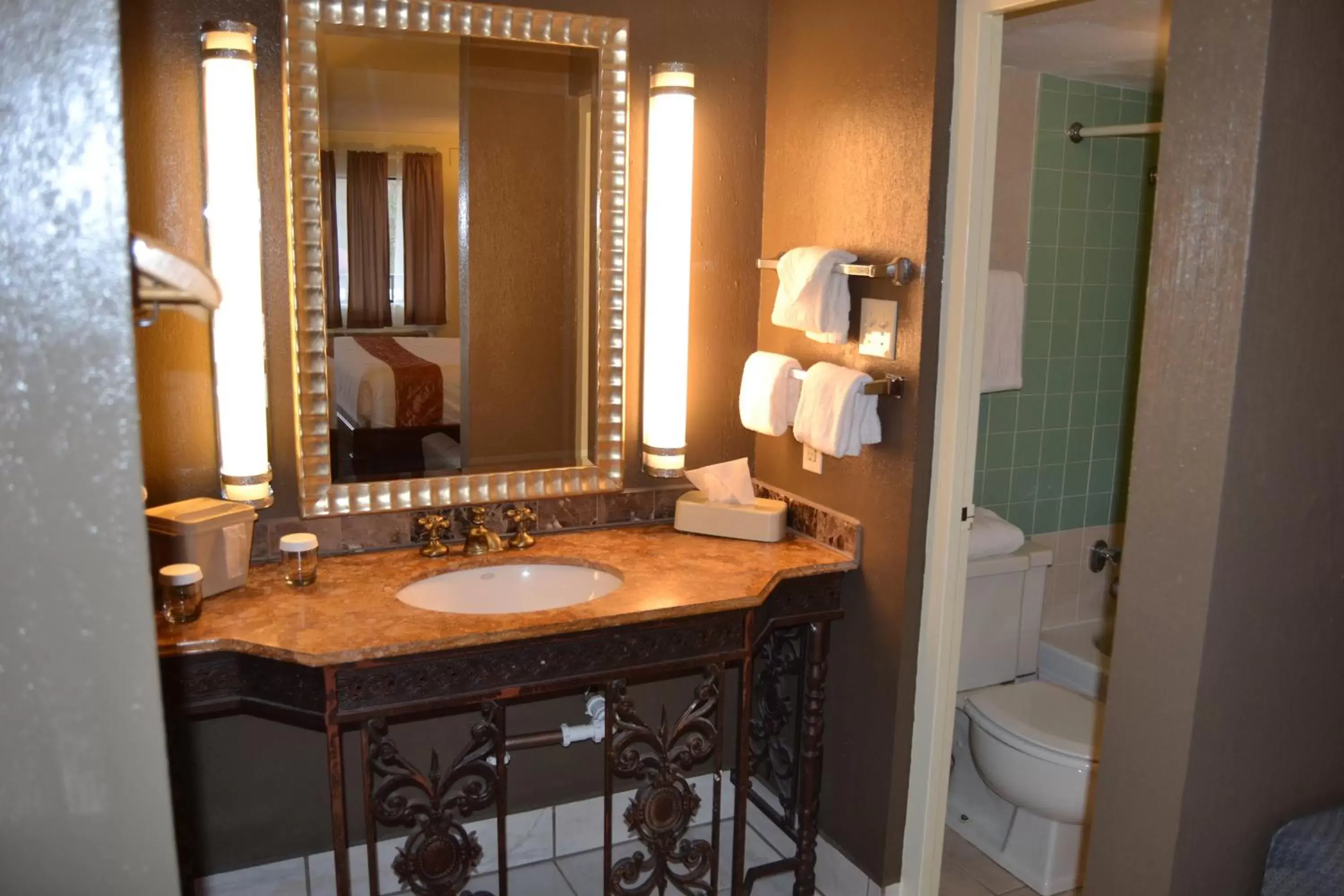 Shower, Bathroom in Cascades Inn