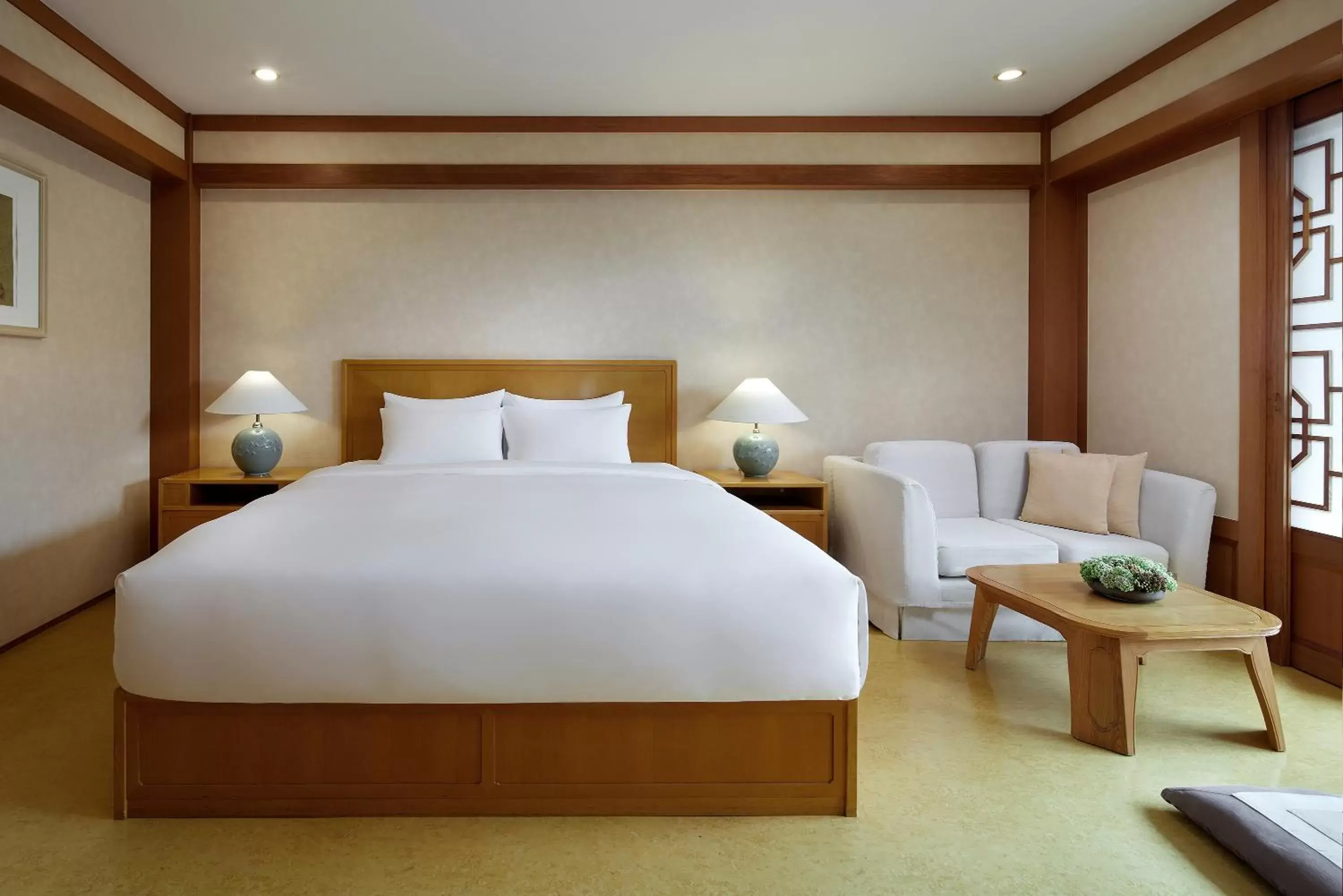 Photo of the whole room, Bed in The Shilla Jeju