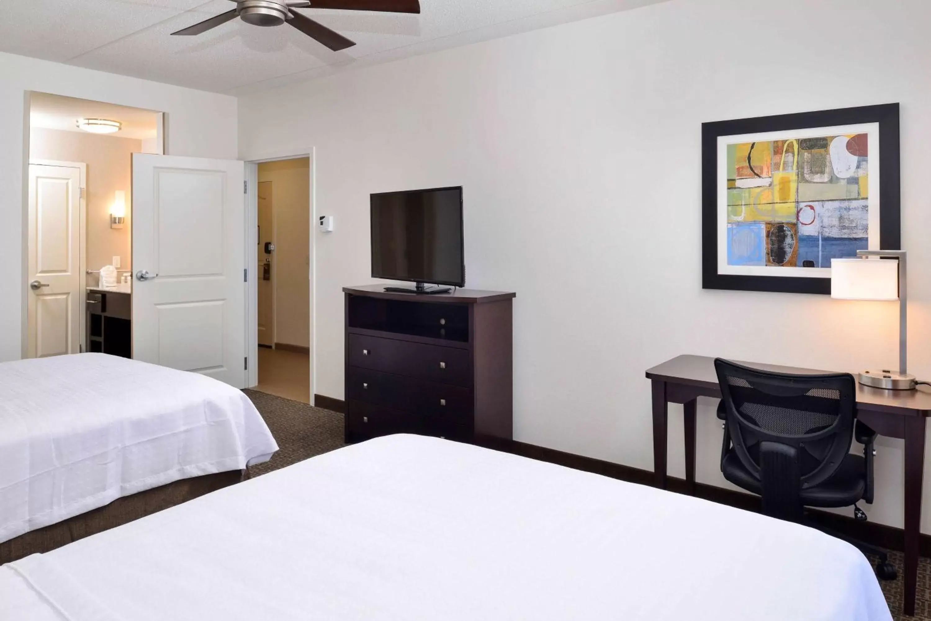 Bathroom, Bed in Homewood Suites by Hilton Columbia/Laurel