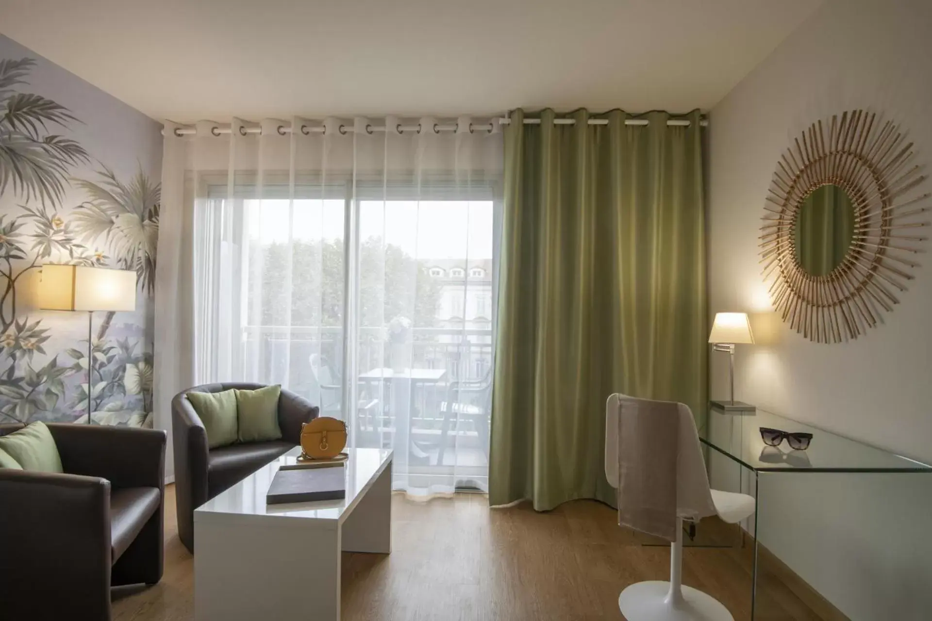 Bedroom, Seating Area in Hotel Chambord