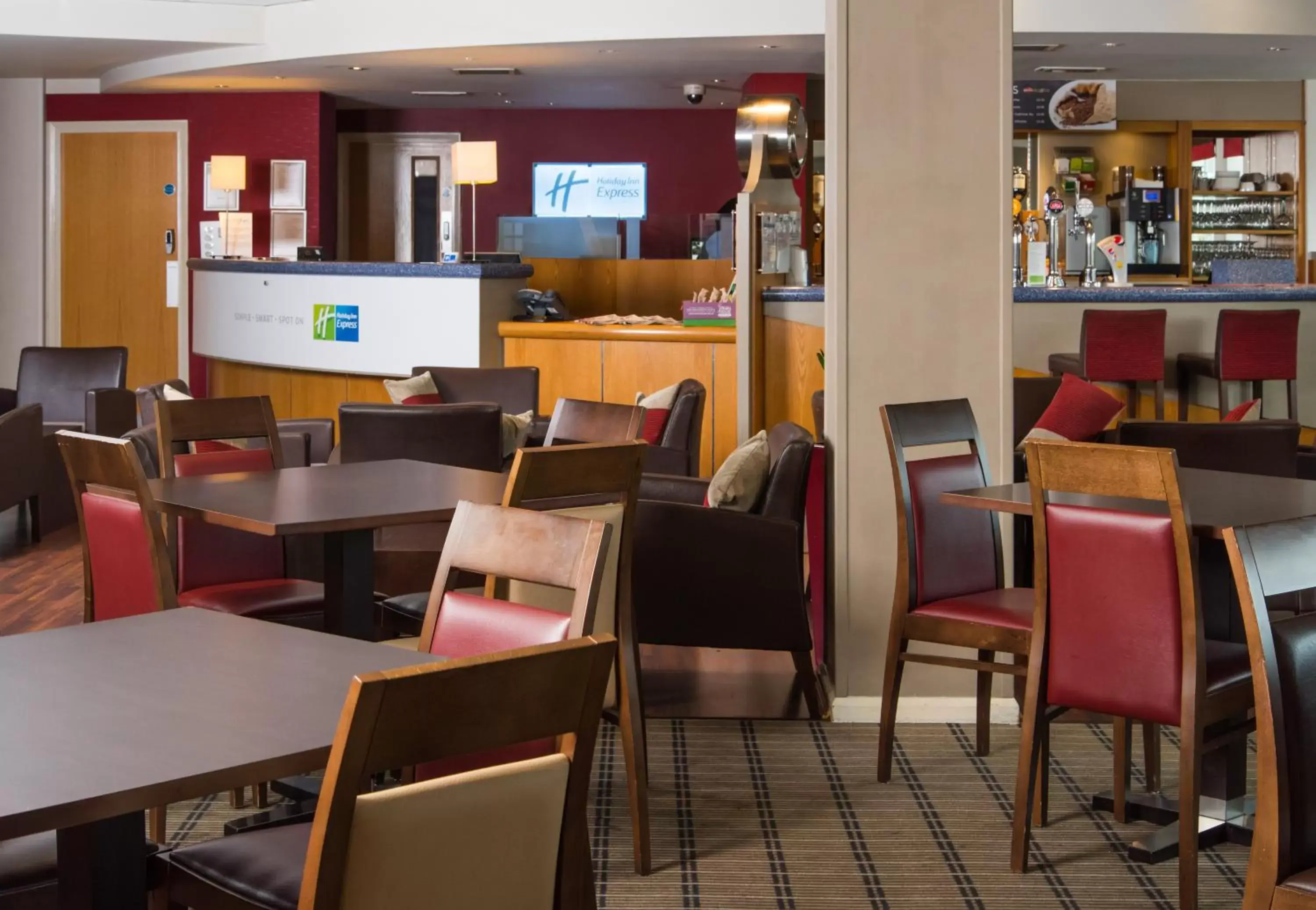 Lobby or reception, Restaurant/Places to Eat in Holiday Inn Express London Chingford, an IHG Hotel