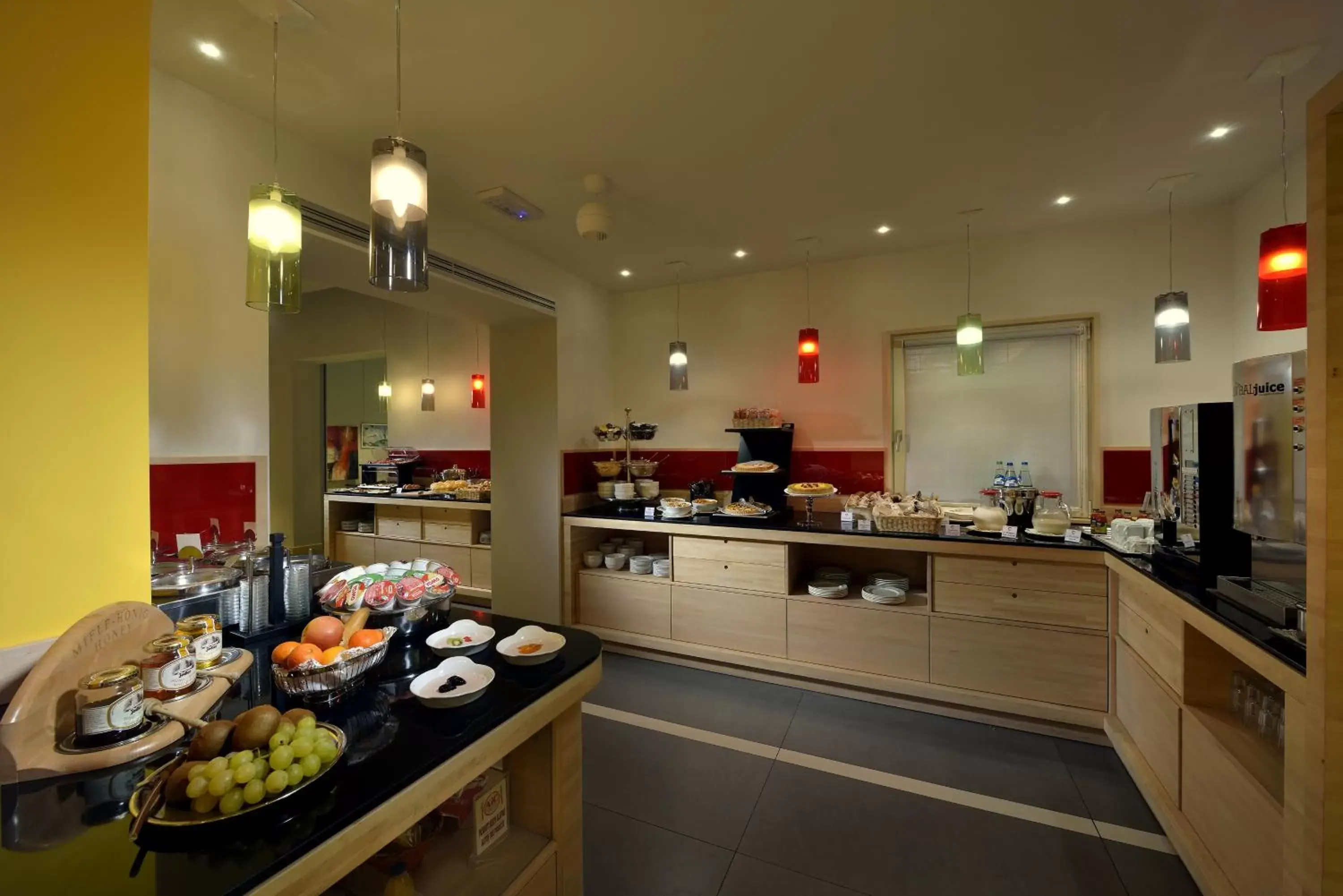 Restaurant/places to eat in Hotel Carlton Restaurant/places to eat in Hotel Carlton