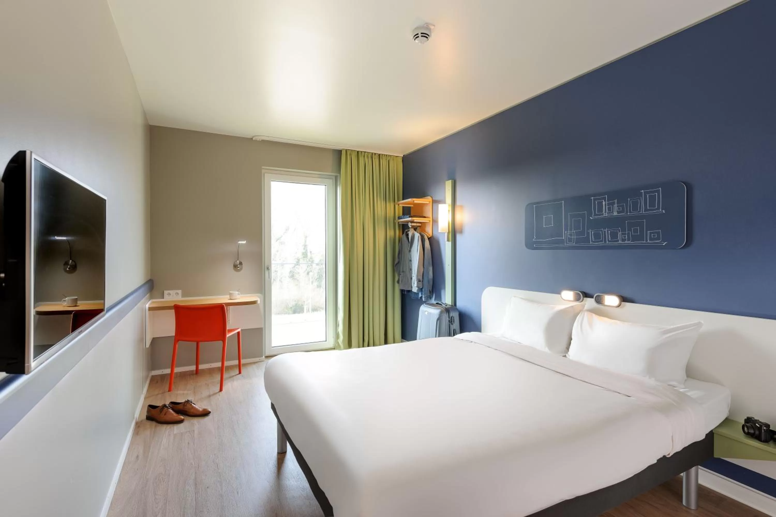 Photo of the whole room, Bed in ibis budget Konstanz