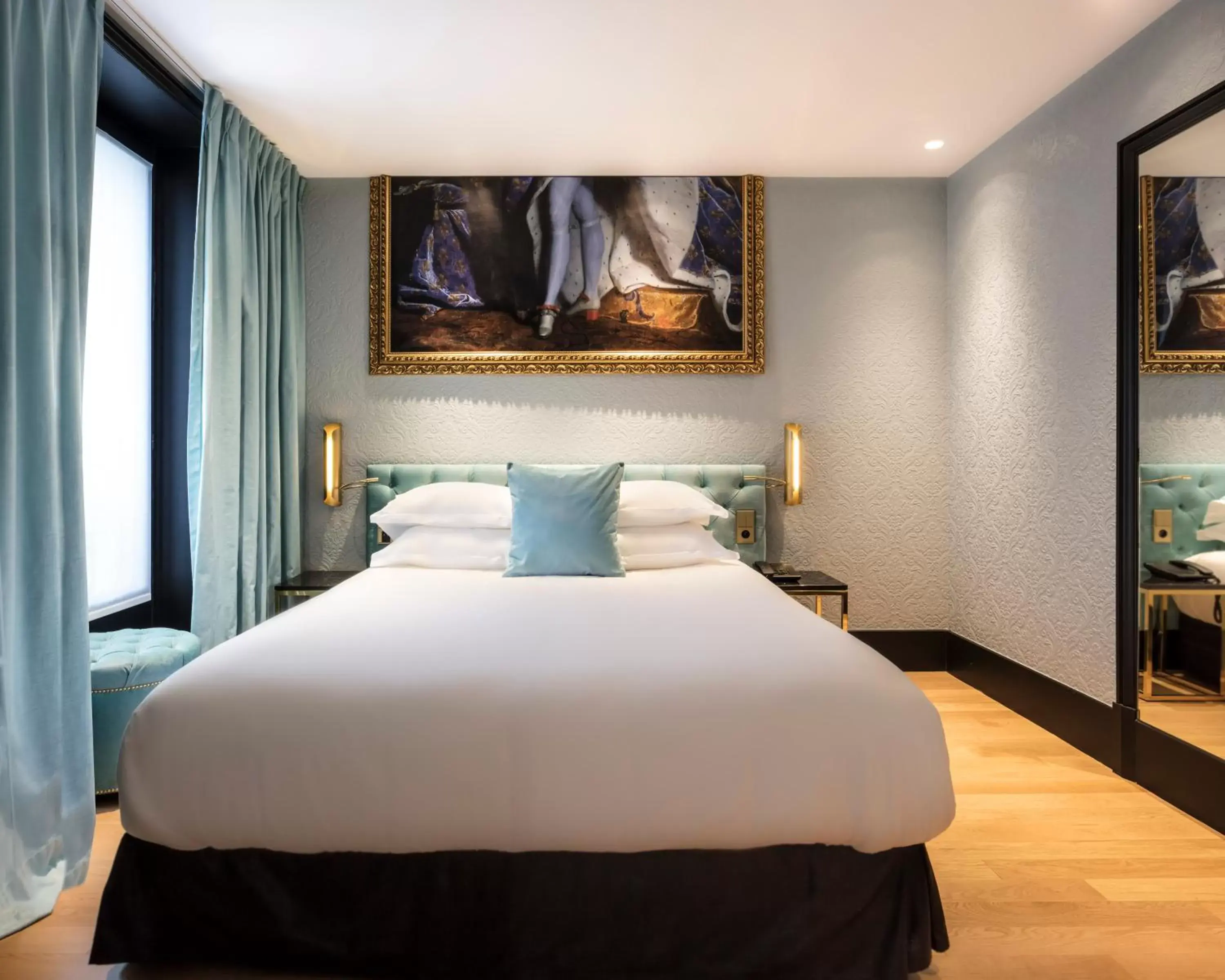 Photo of the whole room, Bed in Eiffel Petit Louvre Photo of the whole room, Bed in Eiffel Petit Louvre