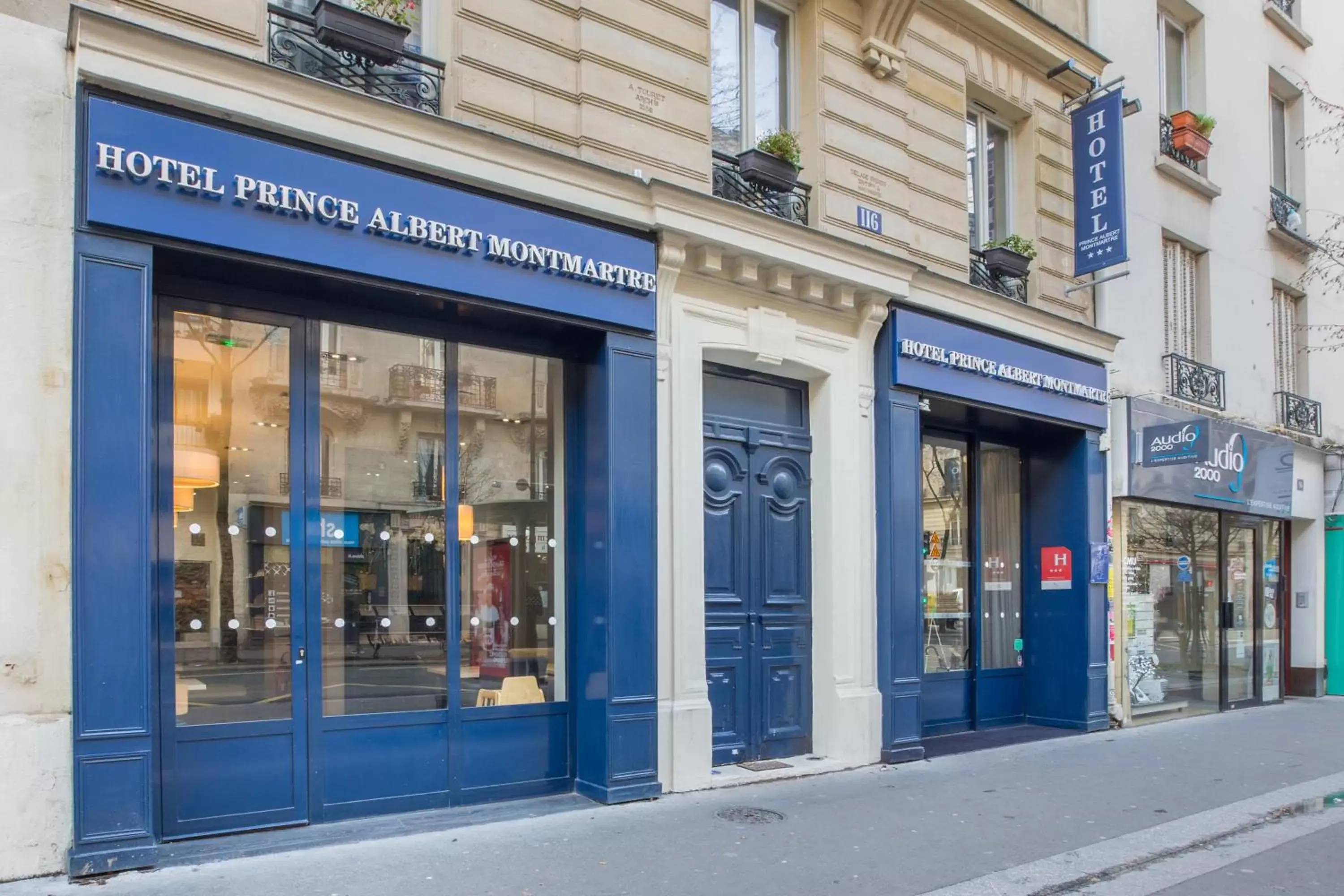 Facade/entrance in Prince Albert Montmartre