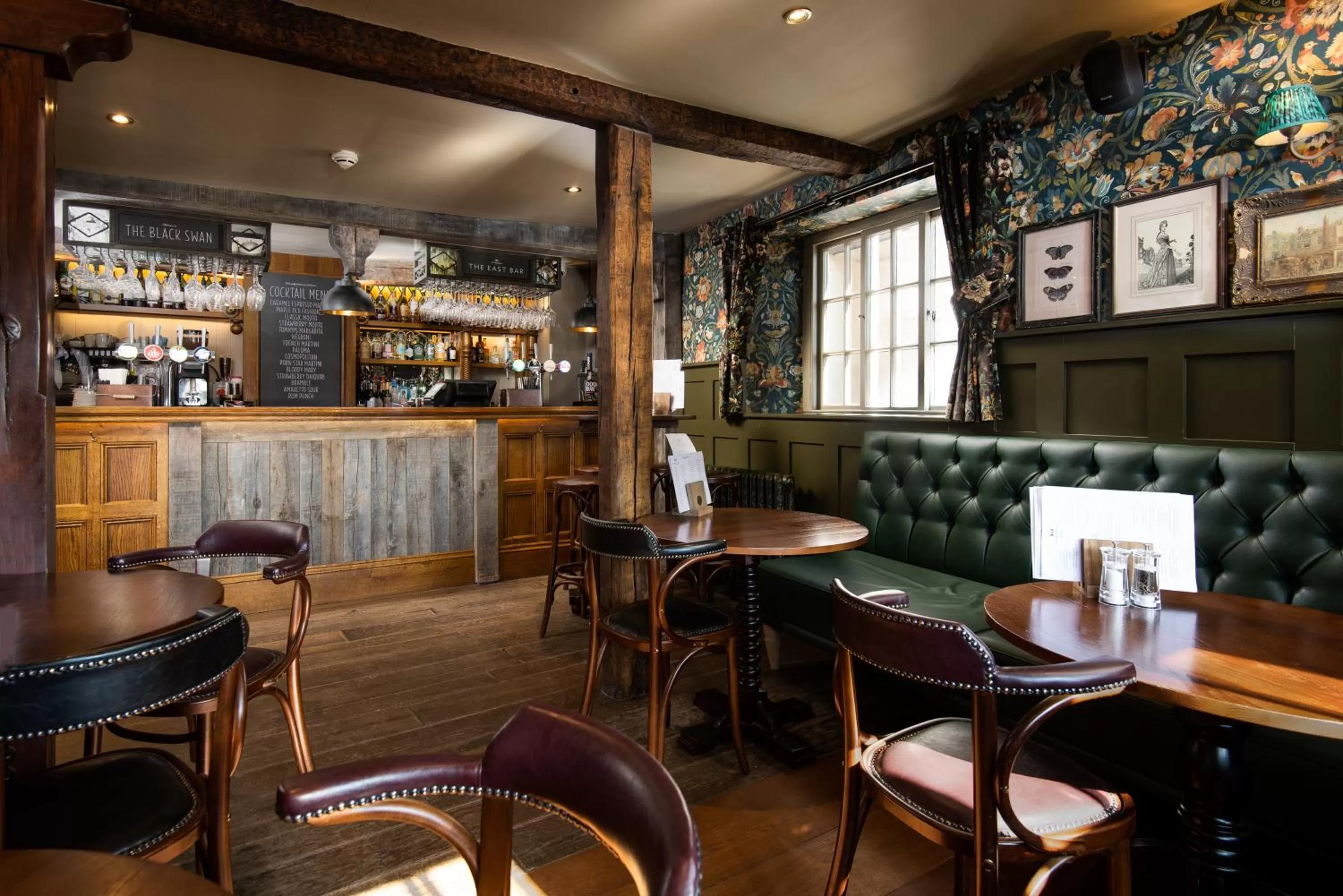 Lounge or bar in The Black Swan - The Inn Collection Group