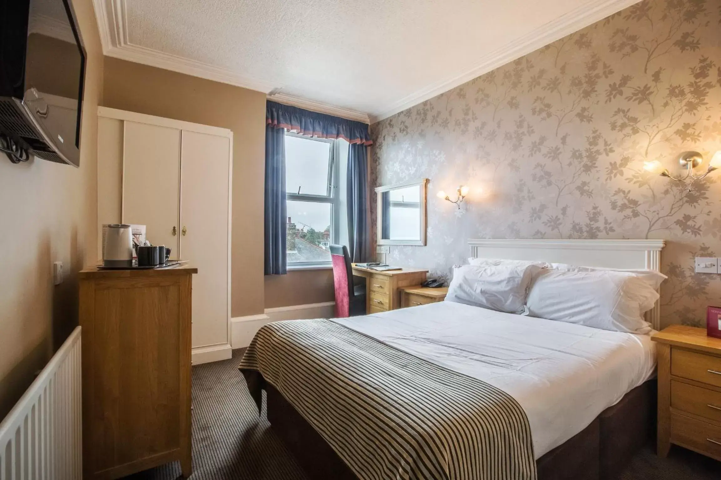 Bedroom, Bed in Muthu Westcliff Hotel (Near London Southend Airport)