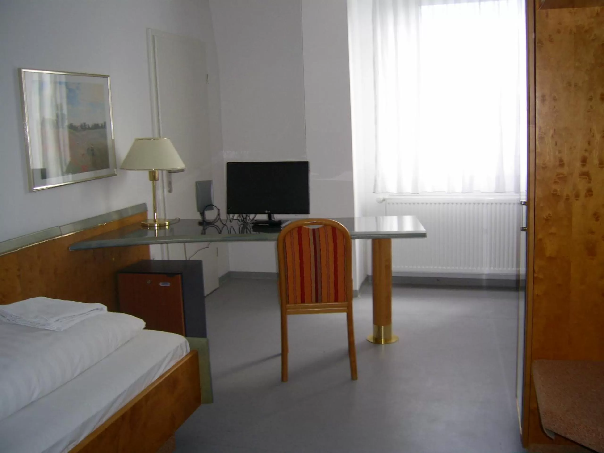 Photo of the whole room, Bed in Willy Hotel Frankfurt