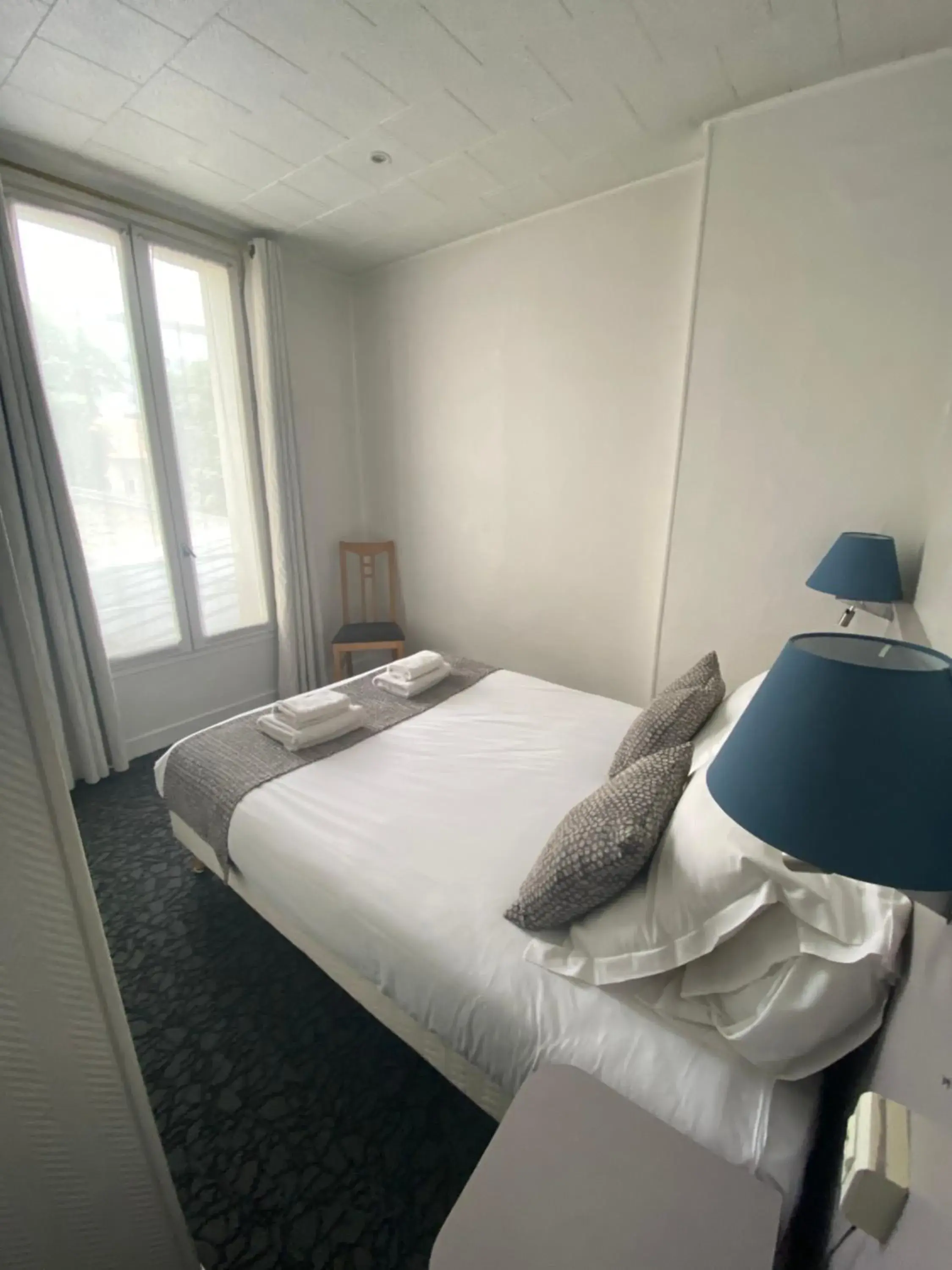 Bed in Hotel Du Parc Montsouris