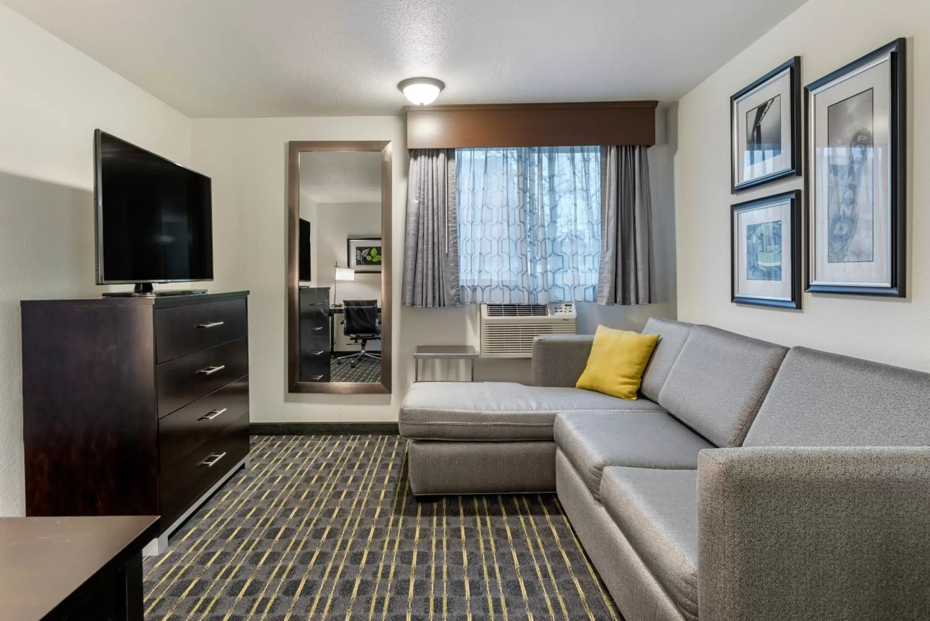 TV and multimedia, Seating Area in Comfort Inn & Suites Tigard near Washington Square