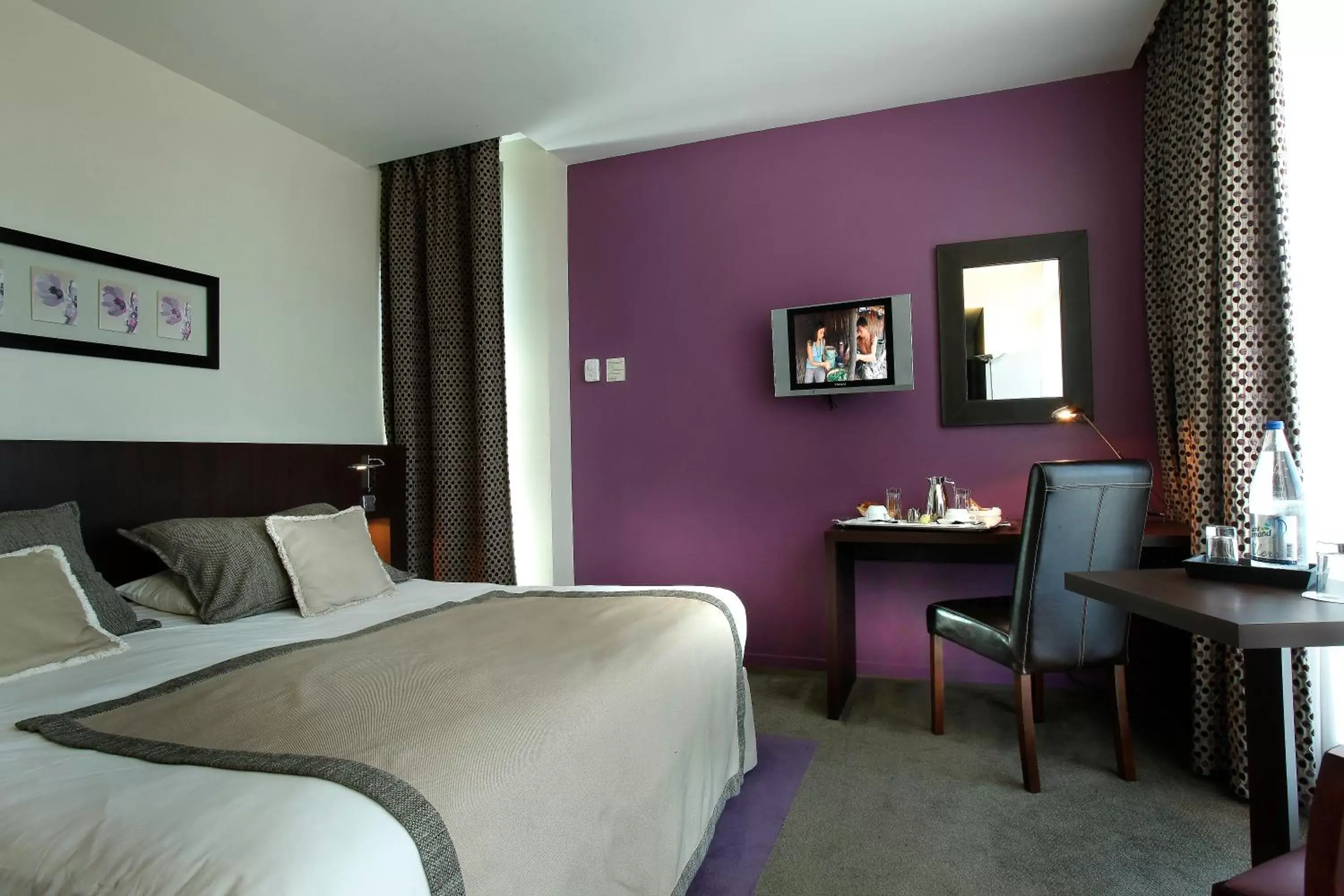 Photo of the whole room, Bed in Hotel du Pasino Photo of the whole room, Bed in Hotel du Pasino