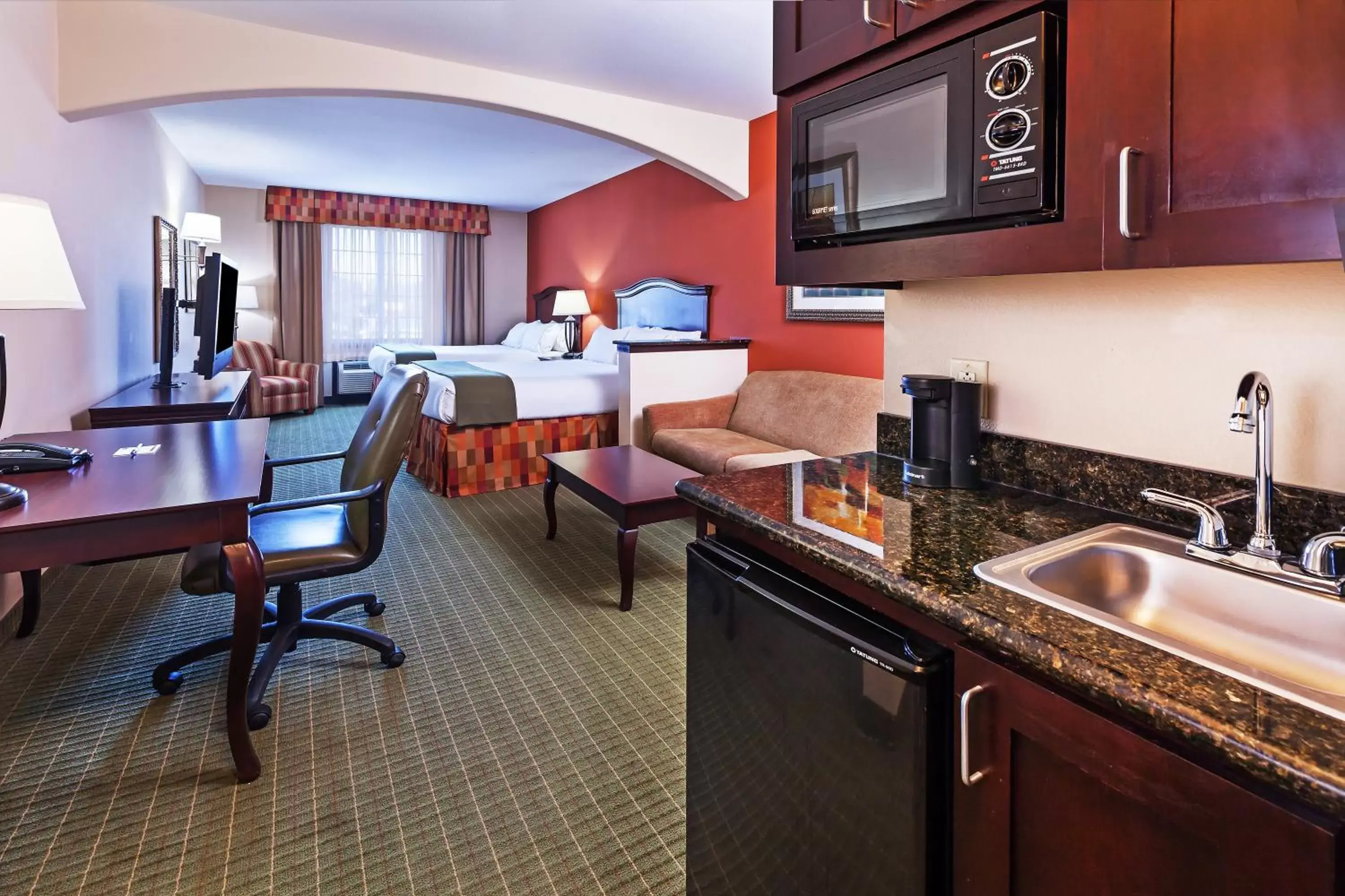 Photo of the whole room, Kitchen/Kitchenette in Holiday Inn Express Hotel & Suites Henderson - Traffic Star, an IHG Hotel