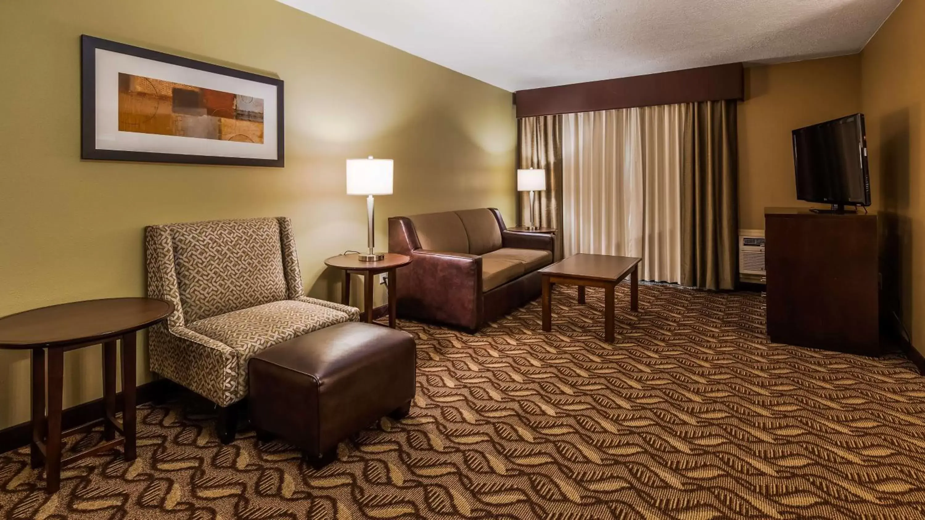 Photo of the whole room, Seating Area in Best Western Grand Manor Inn
