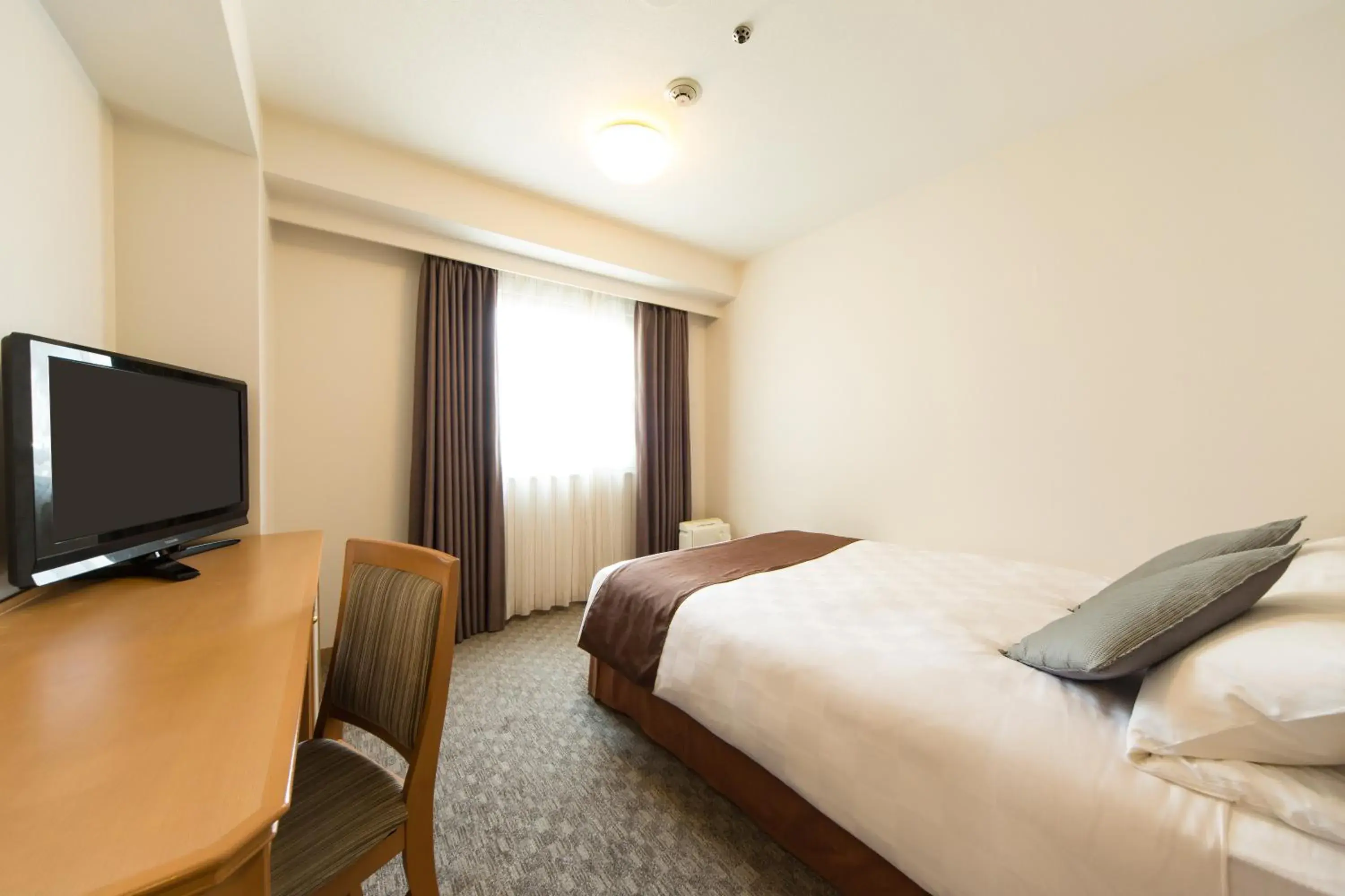 Photo of the whole room, Bed in Osaka Tokyu Rei Hotel