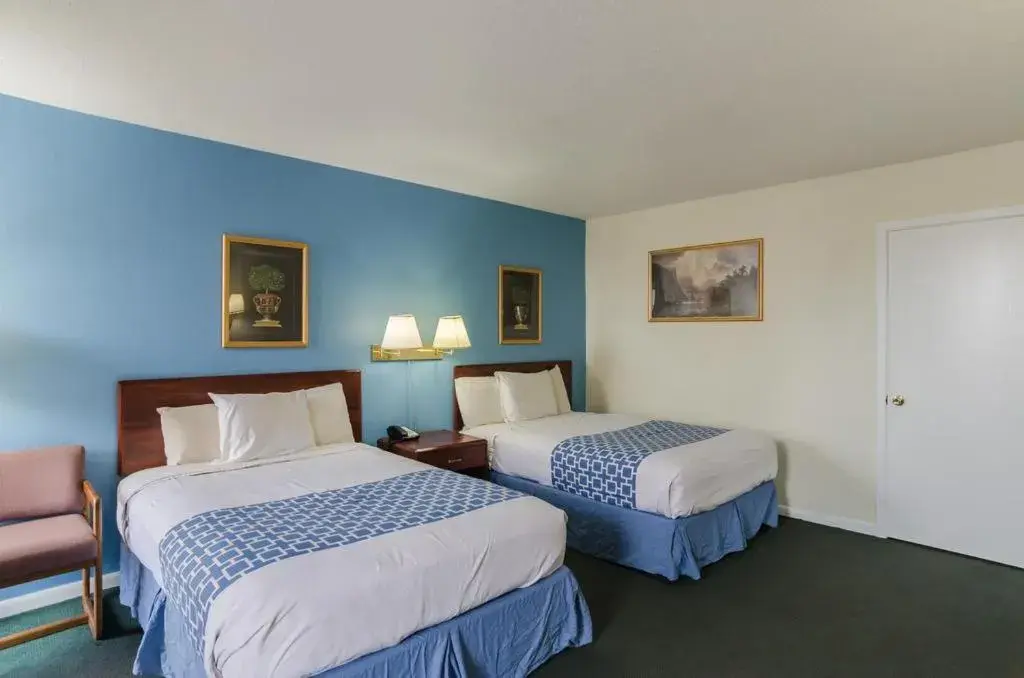 Bed in Alamo Inn & Suites