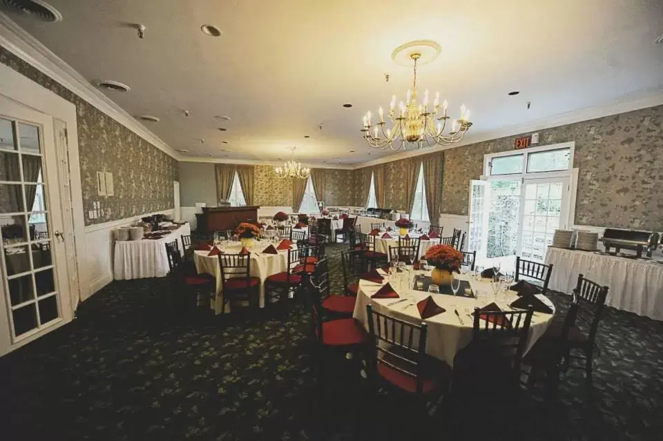 Restaurant/Places to Eat in Green Park Inn