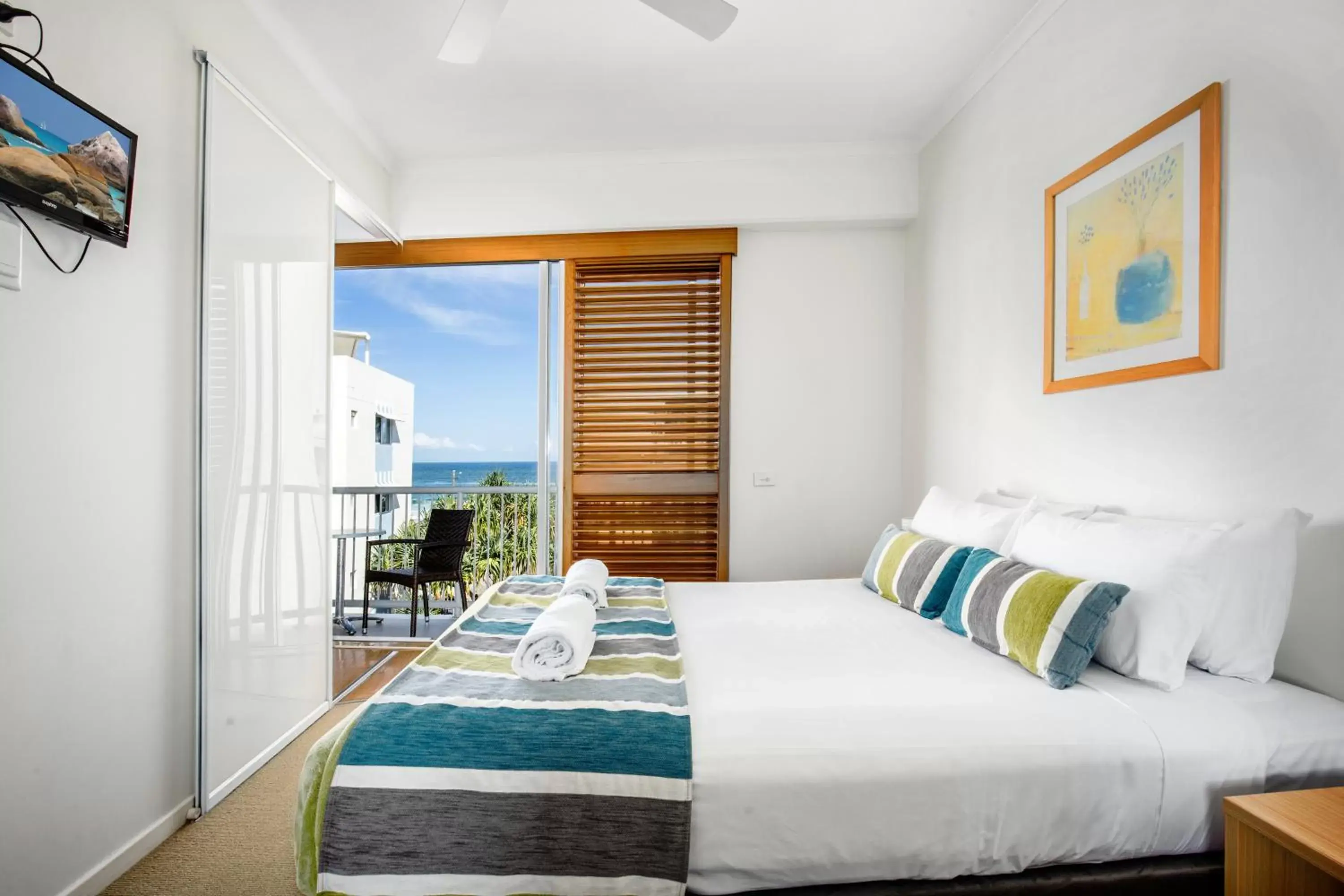 Bedroom, Bed in Rolling Surf Resort