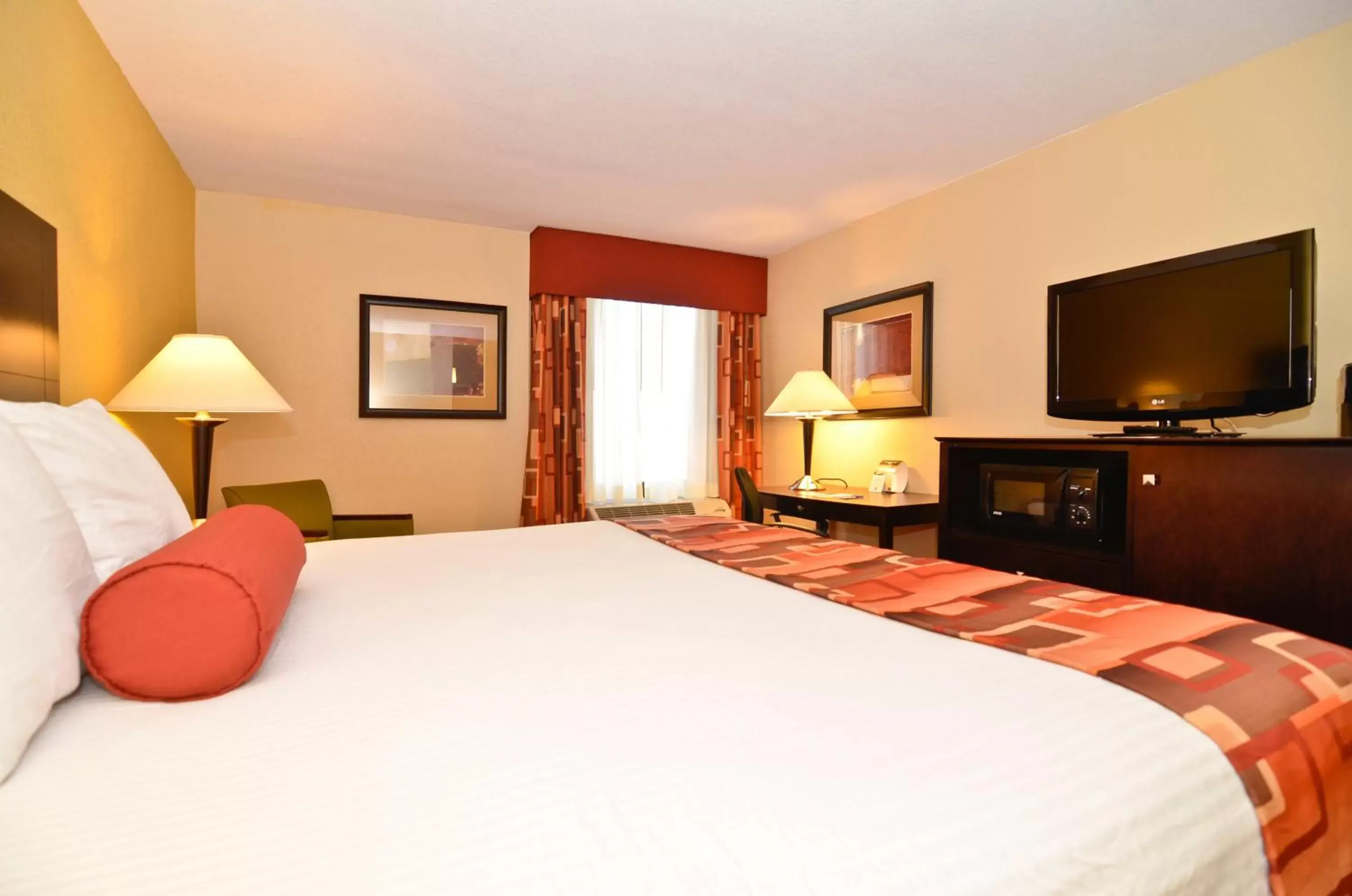 Bedroom, Bed in Best Western Plus Parkway Hotel