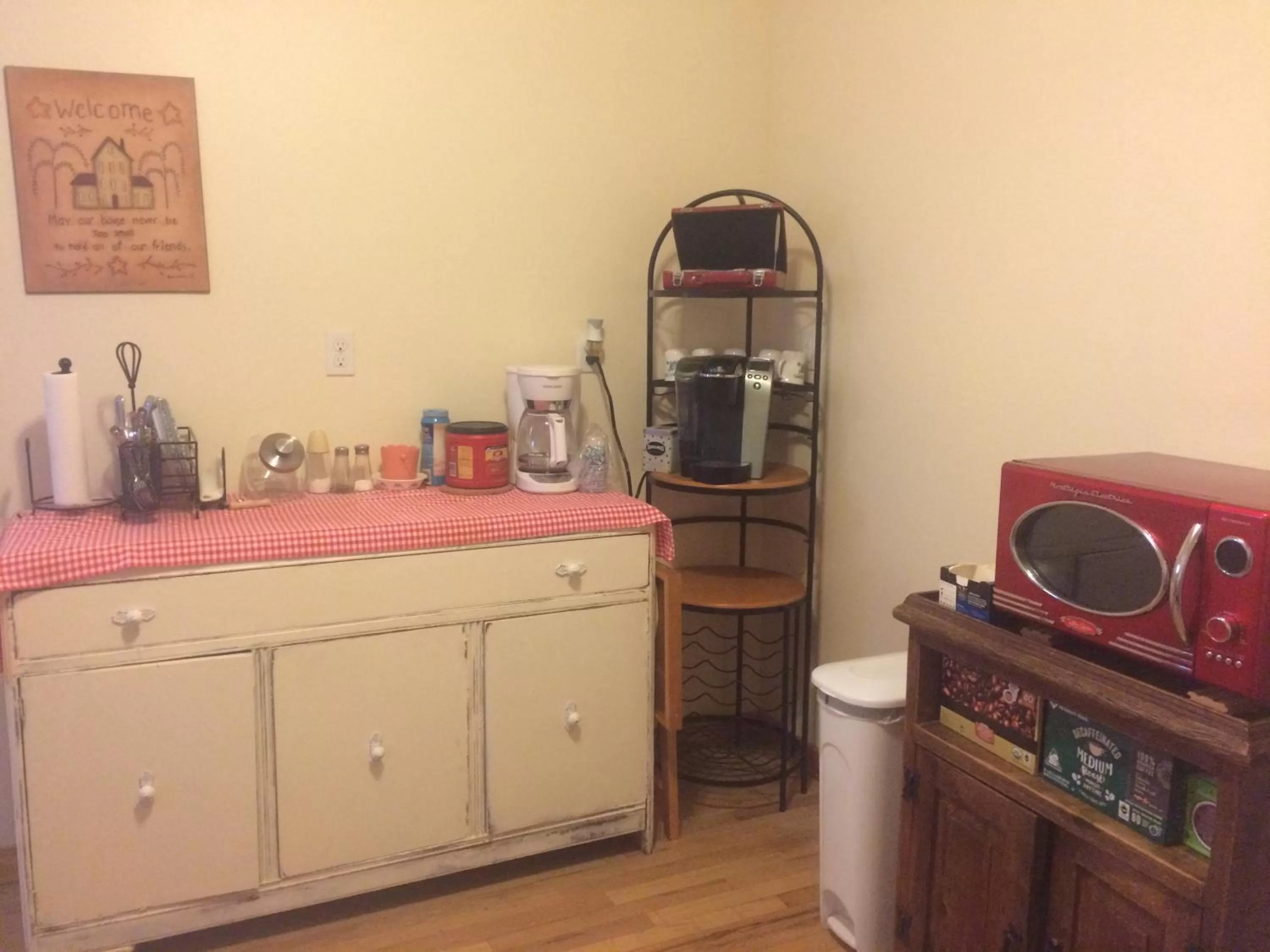 Coffee/tea facilities, Kitchen/Kitchenette in Fishhook Sunrise B&B