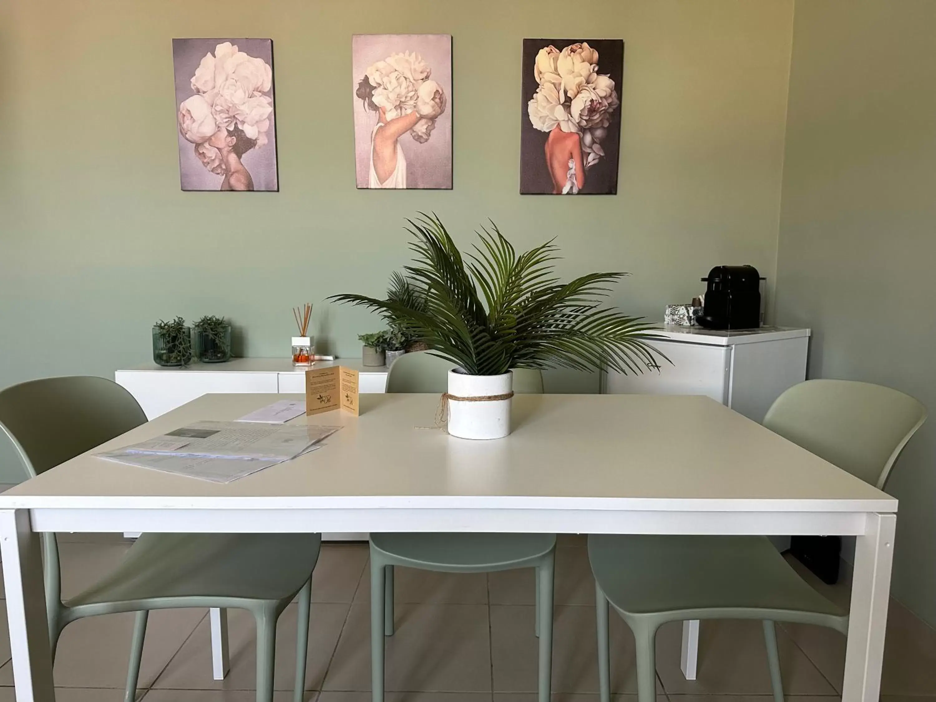 Dining Area in BOTANICAL SUITE