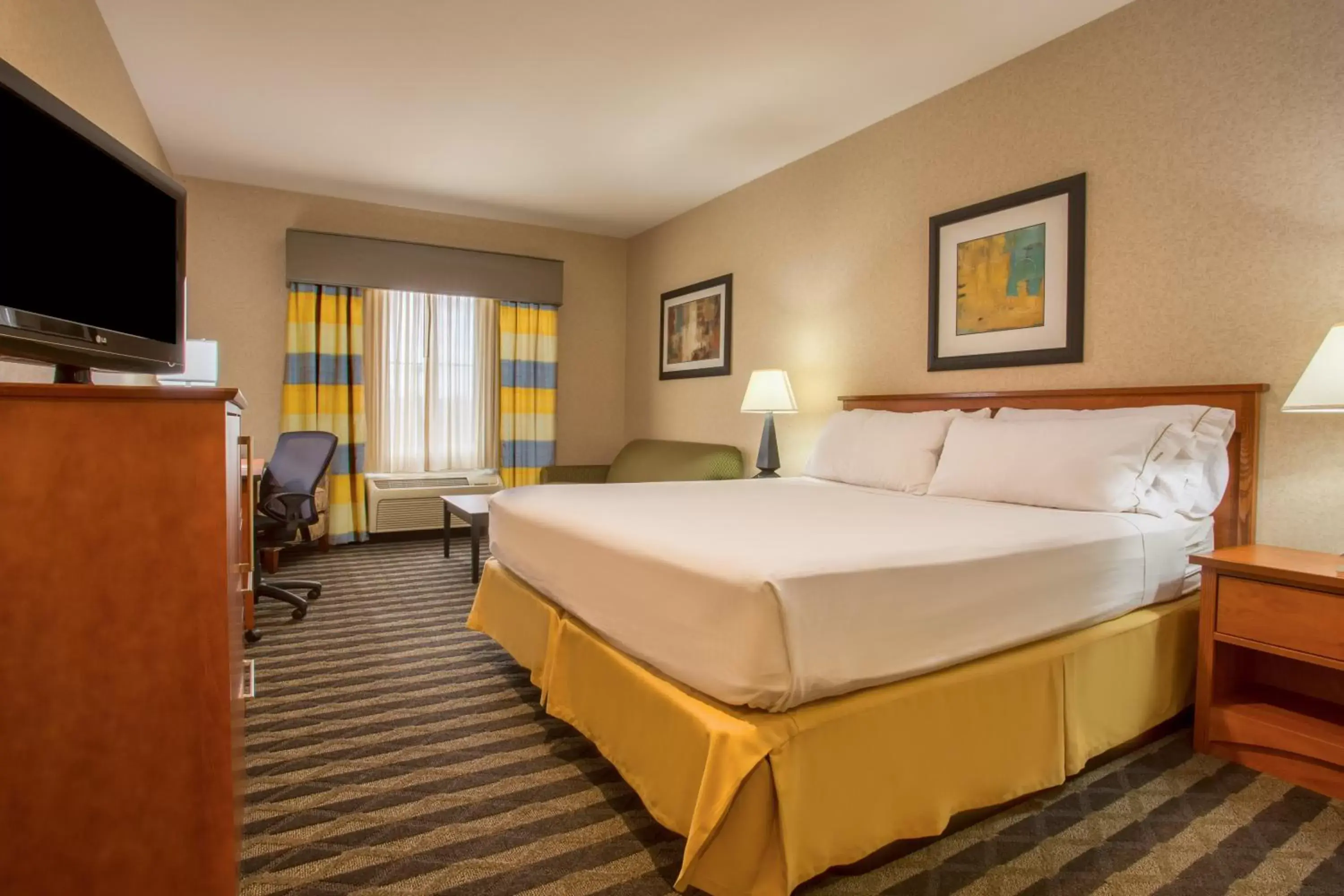 Photo of the whole room, Bed in Holiday Inn Express Hotel & Suites Manteca, an IHG Hotel