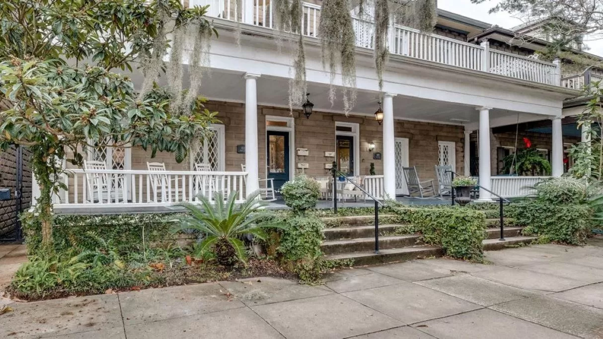 Property Building in Comfortable Escape in Historic Downtown Savannah