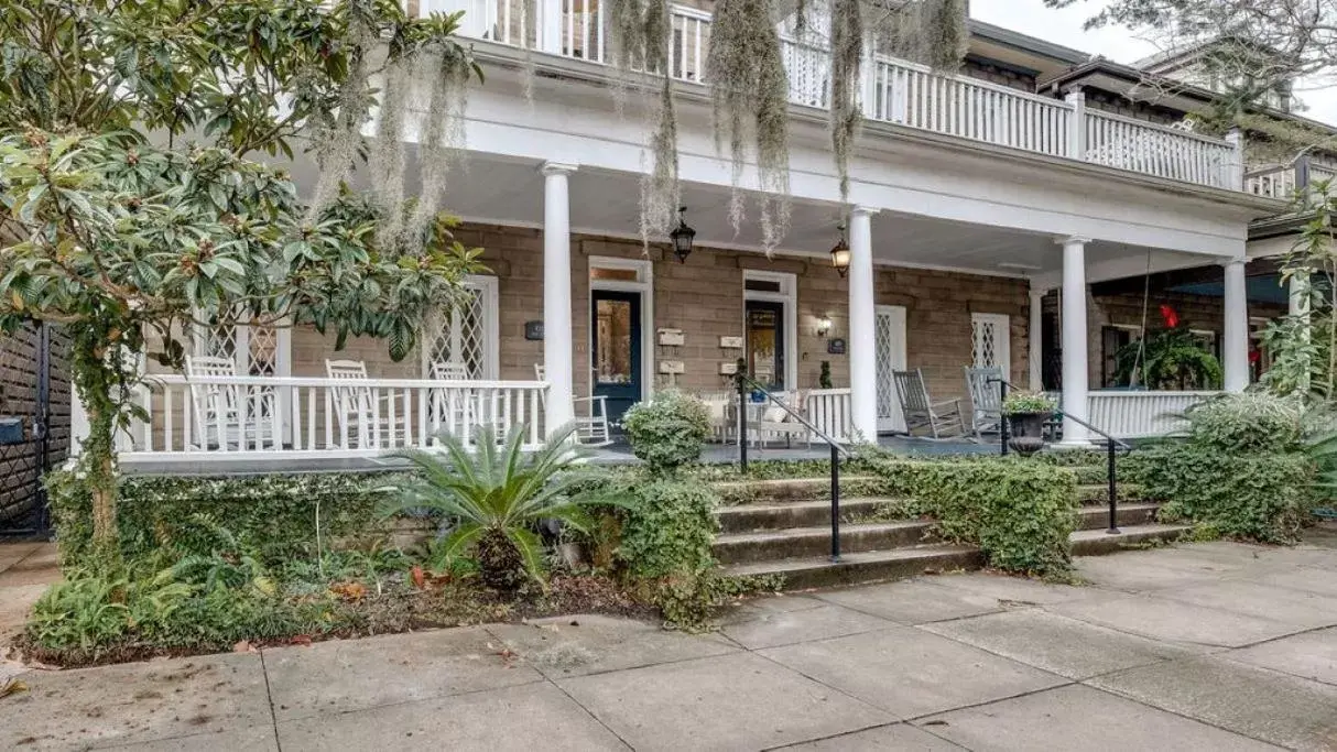 Property Building in Comfortable Escape in Historic Downtown Savannah