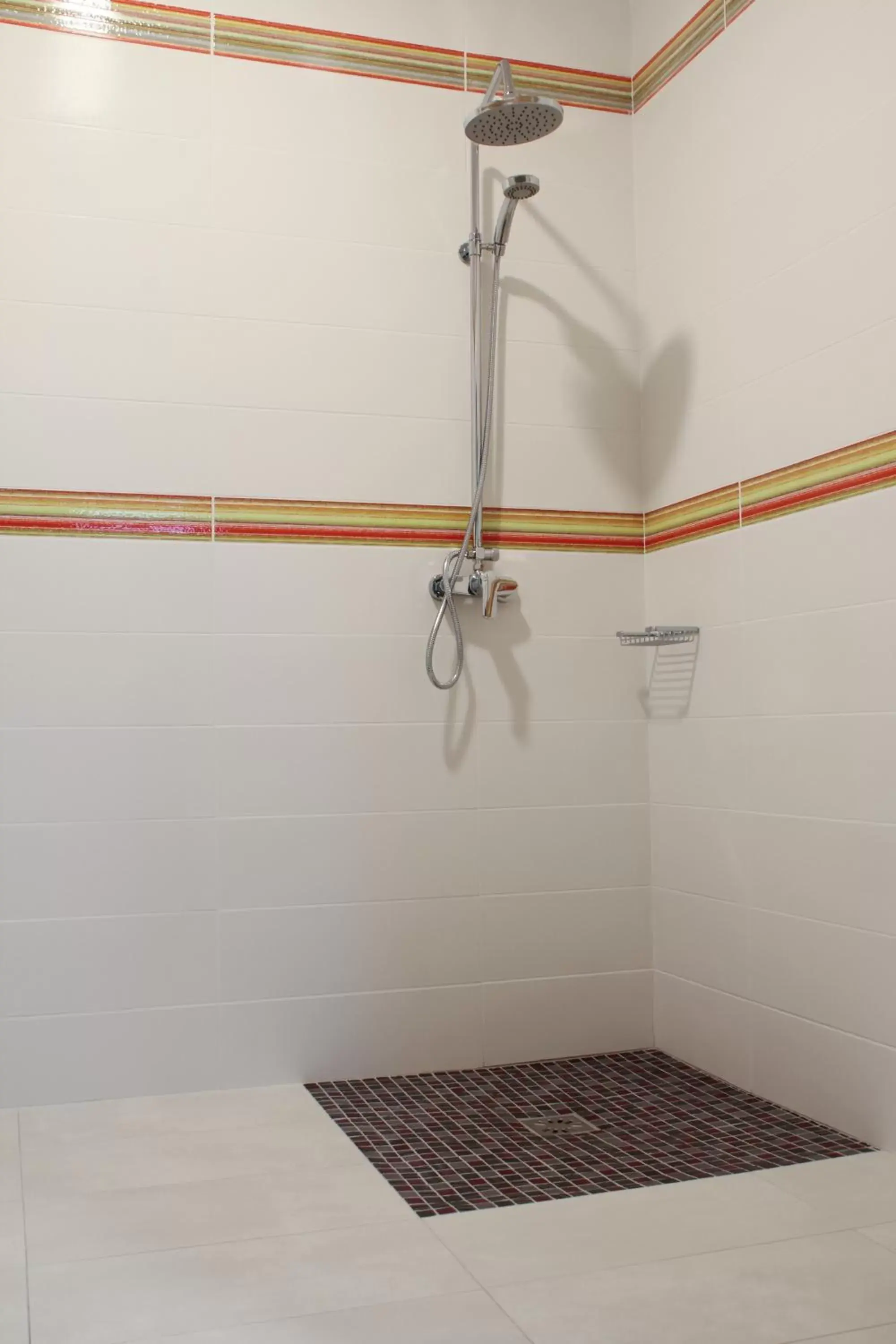 Shower, Bathroom in Hôtel De France