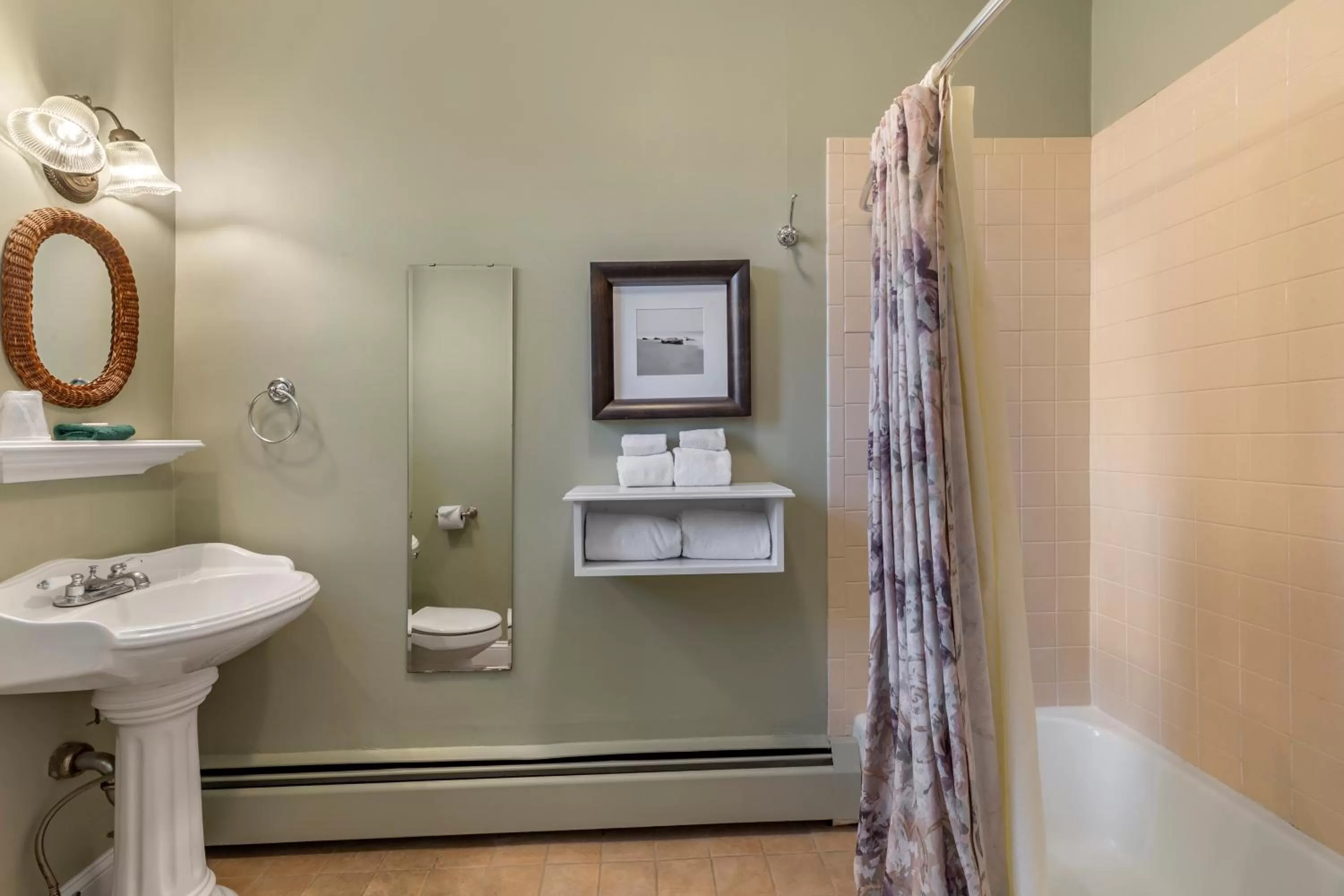 Bathroom in Essex Street Inn & Suites, an Ascend Collection Hotel