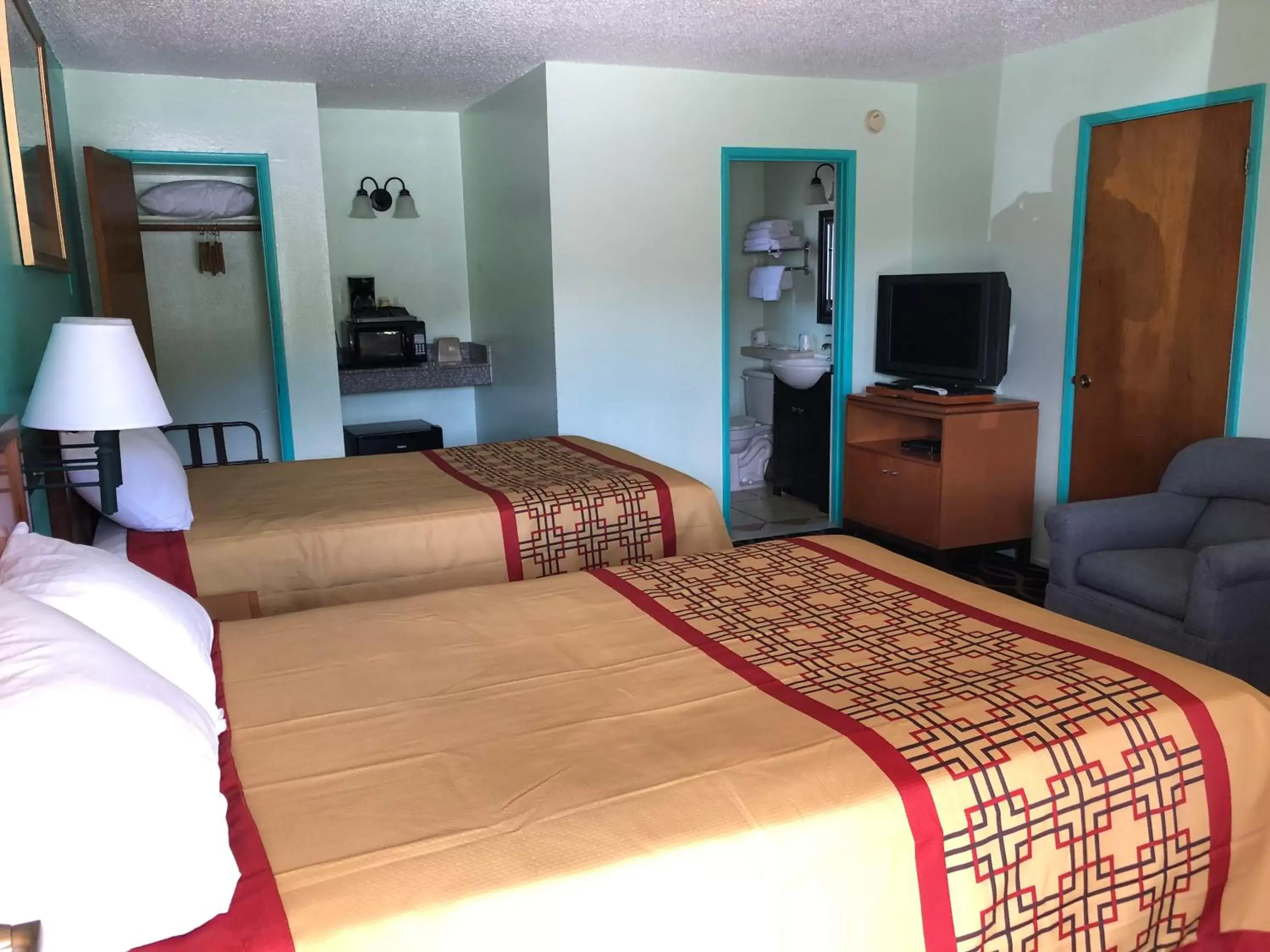 Bed in Klamath Motor Lodge