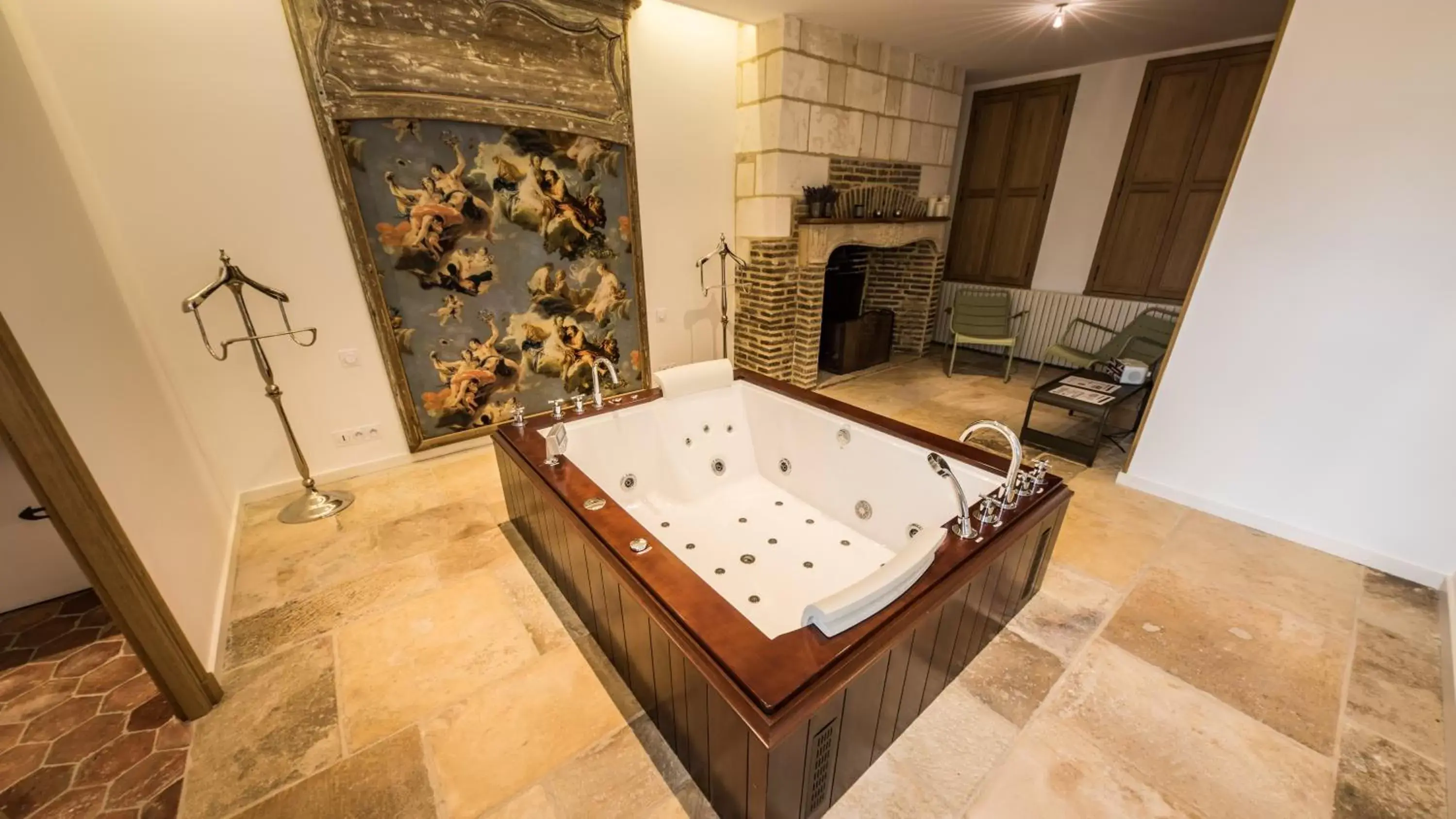 Hot Tub in Le Champ des Oiseaux & Spa