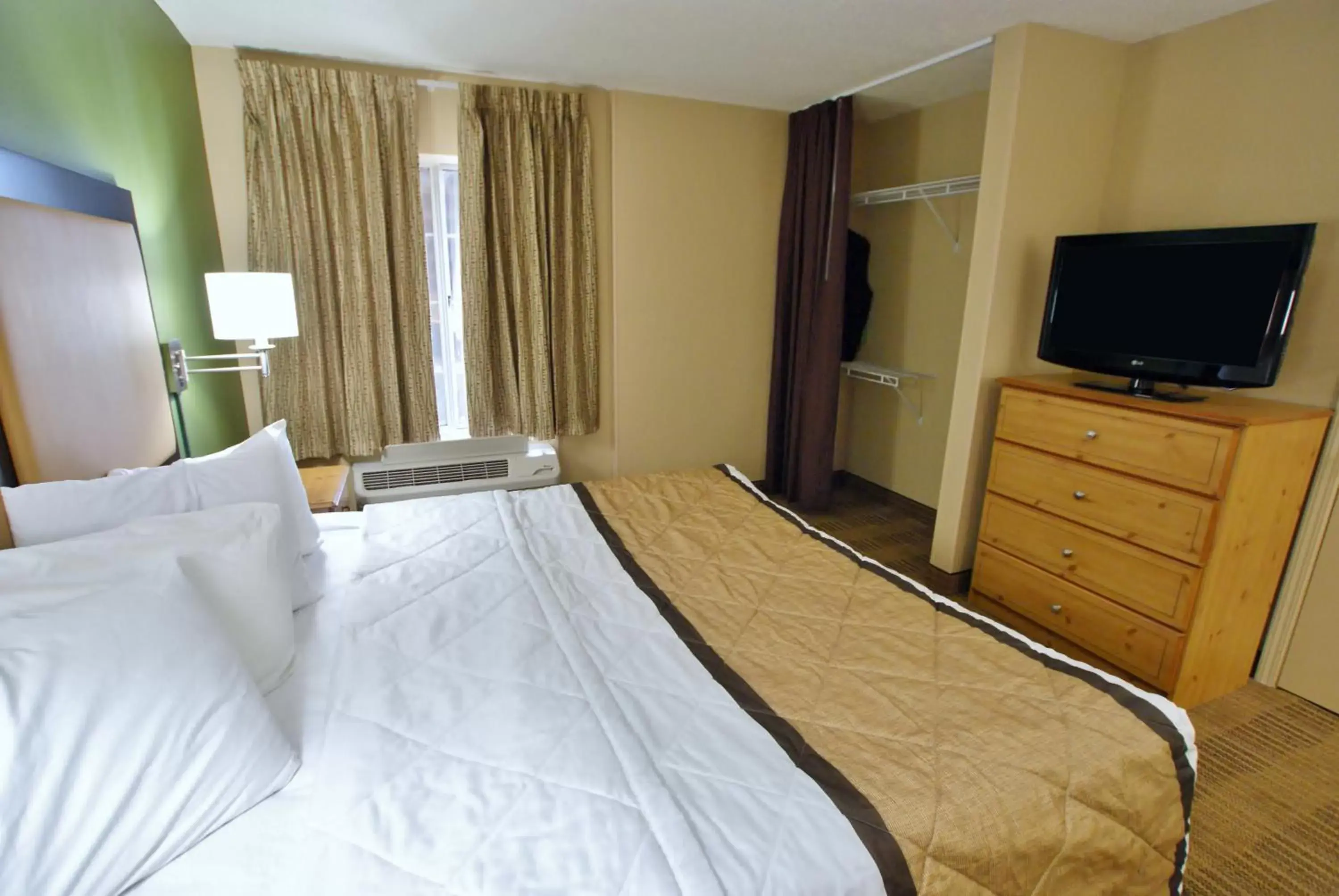 Bed in Extended Stay America Suites - Atlanta - Cumberland Mall