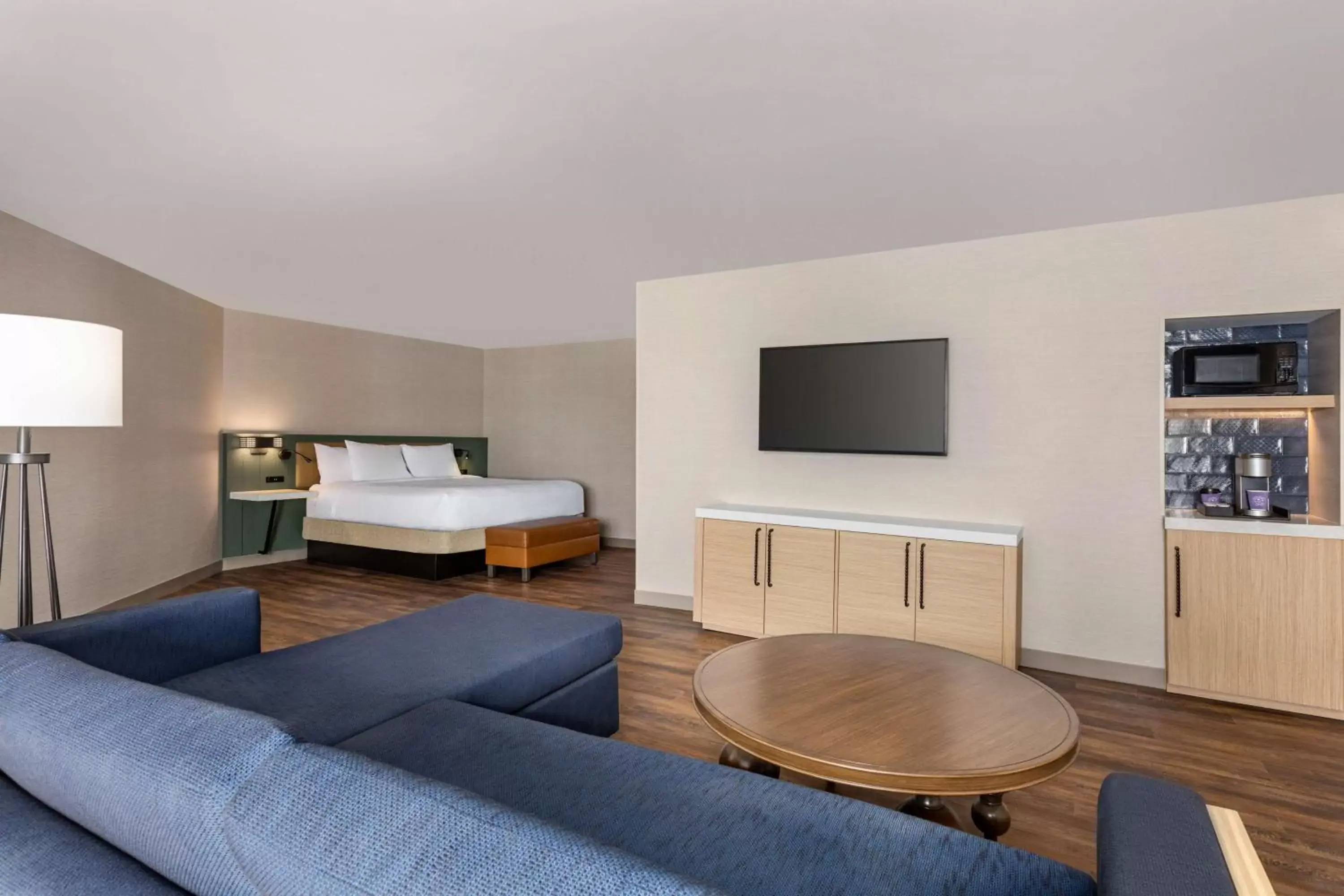 Bedroom, Seating Area in Hilton Garden Inn Monterey