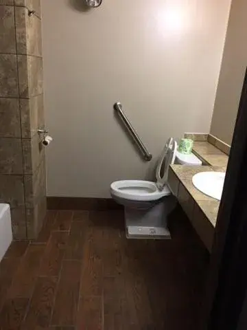 Bathroom in Southfork Motel