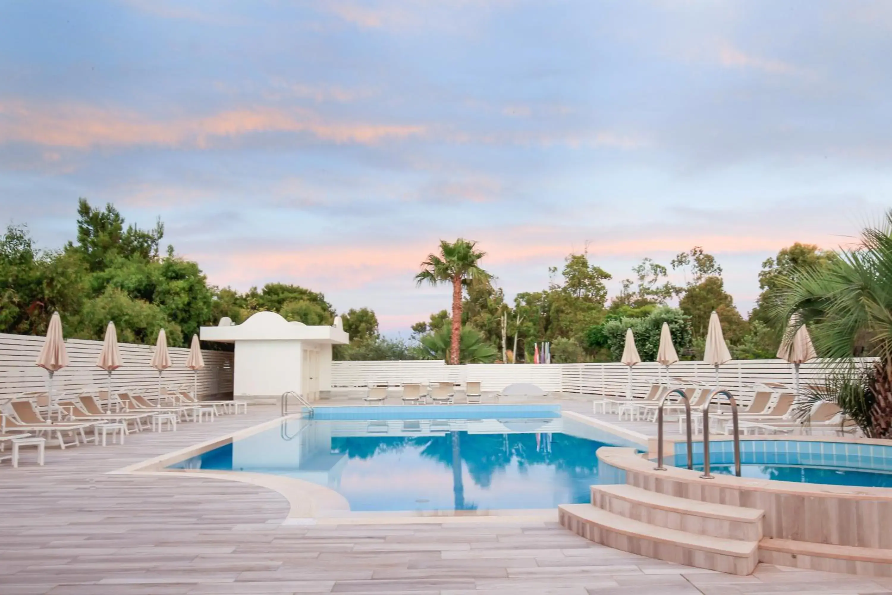 Swimming Pool in Garden Hotel Ripa